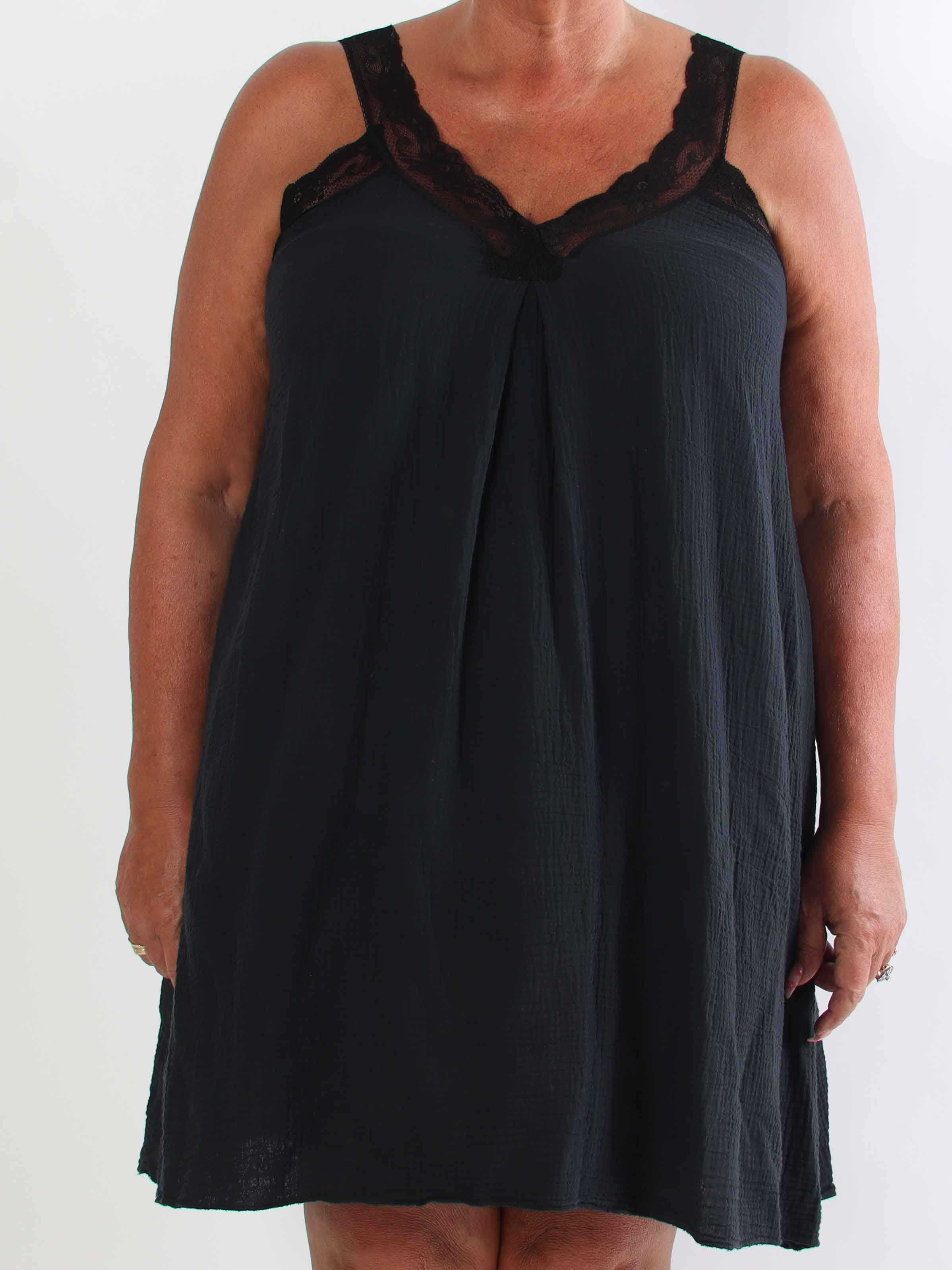 Taimi - Plus size kjole i bomulds-musselin stof med blondestropper