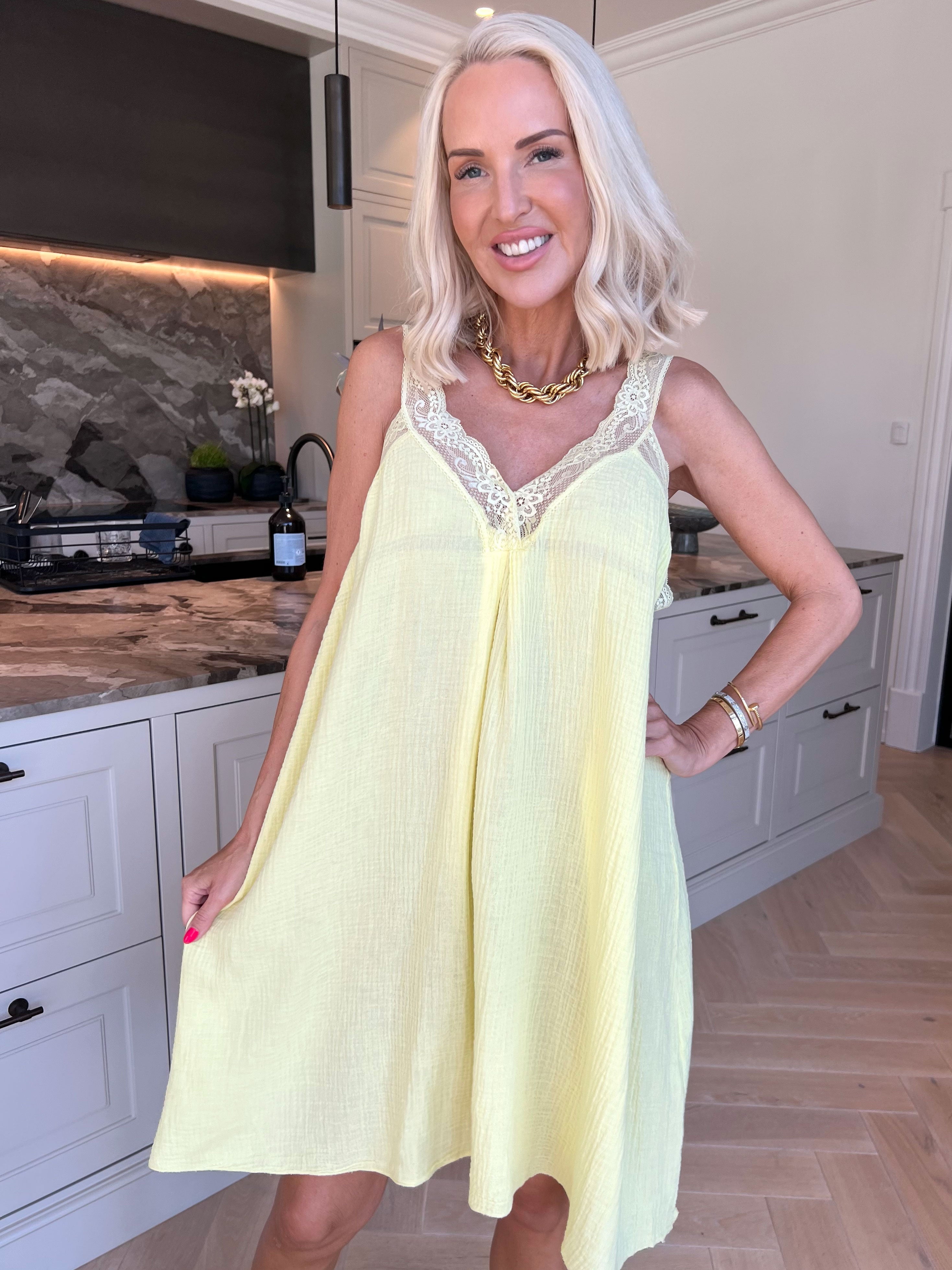 Taimi - Plus size kjole i bomulds-musselin stof med blondestropper