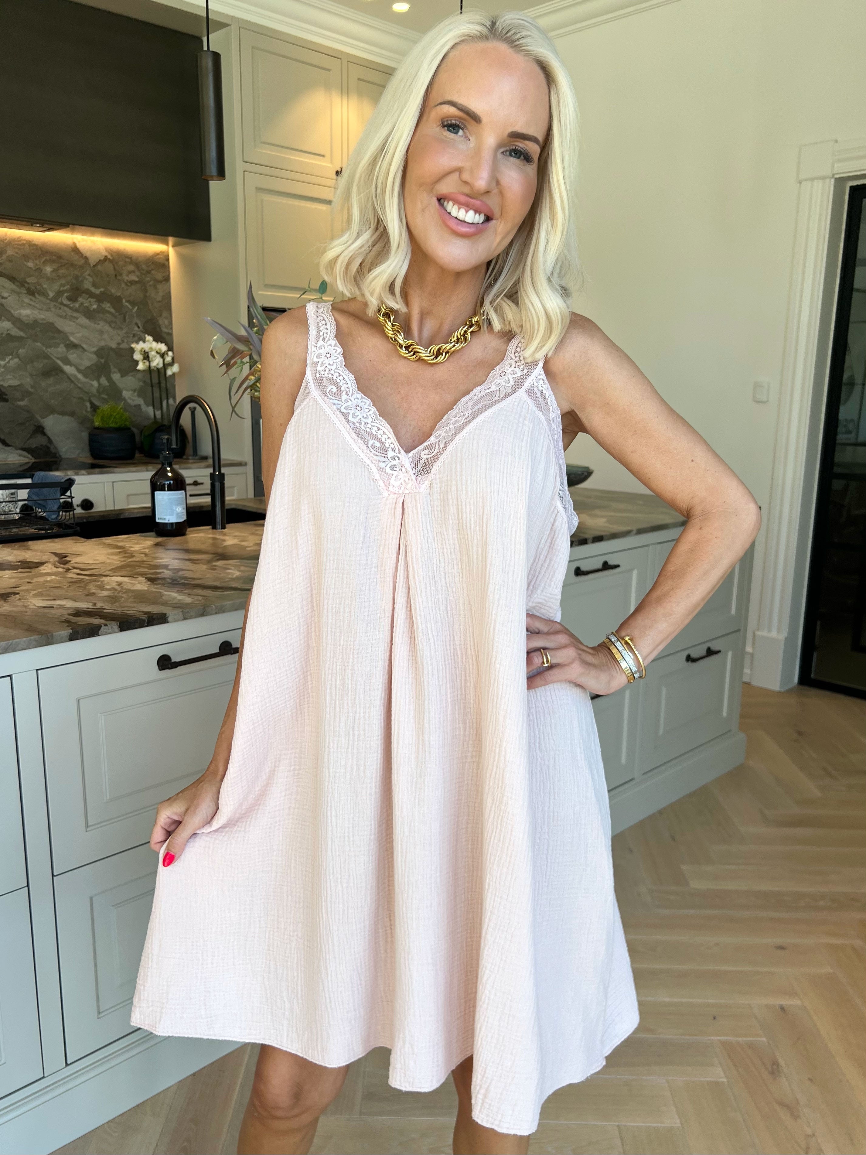 Taimi - Plus size kjole i bomulds-musselin stof med blondestropper