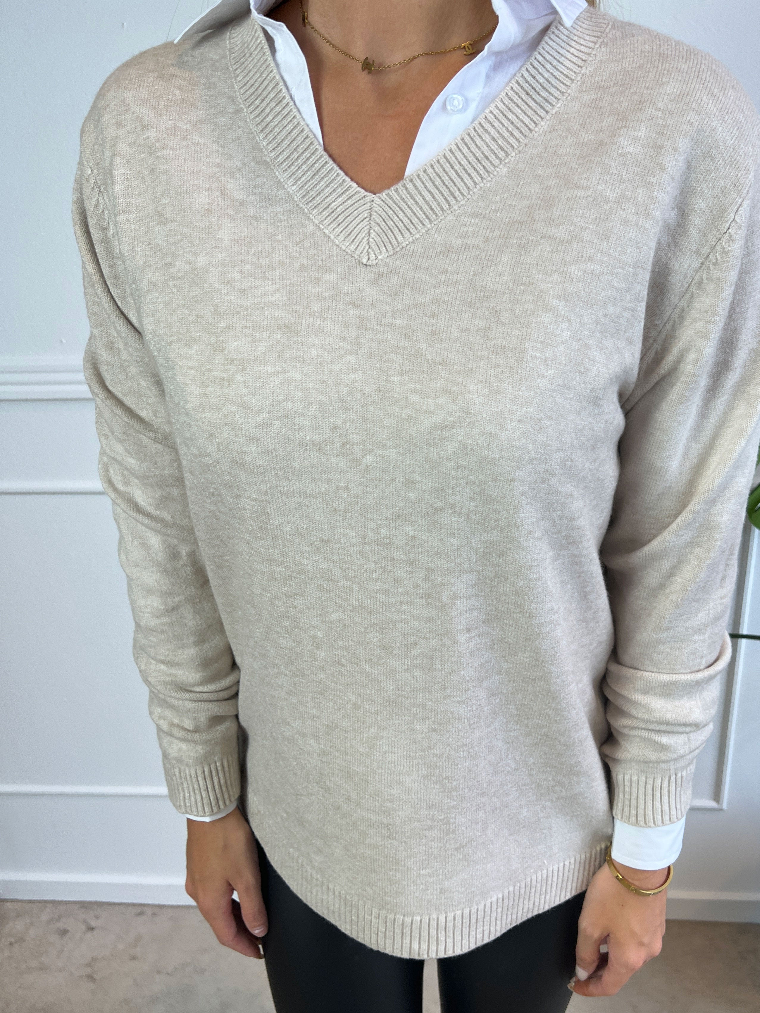 Tamara - Blød strikbluse med lille v-udskæring