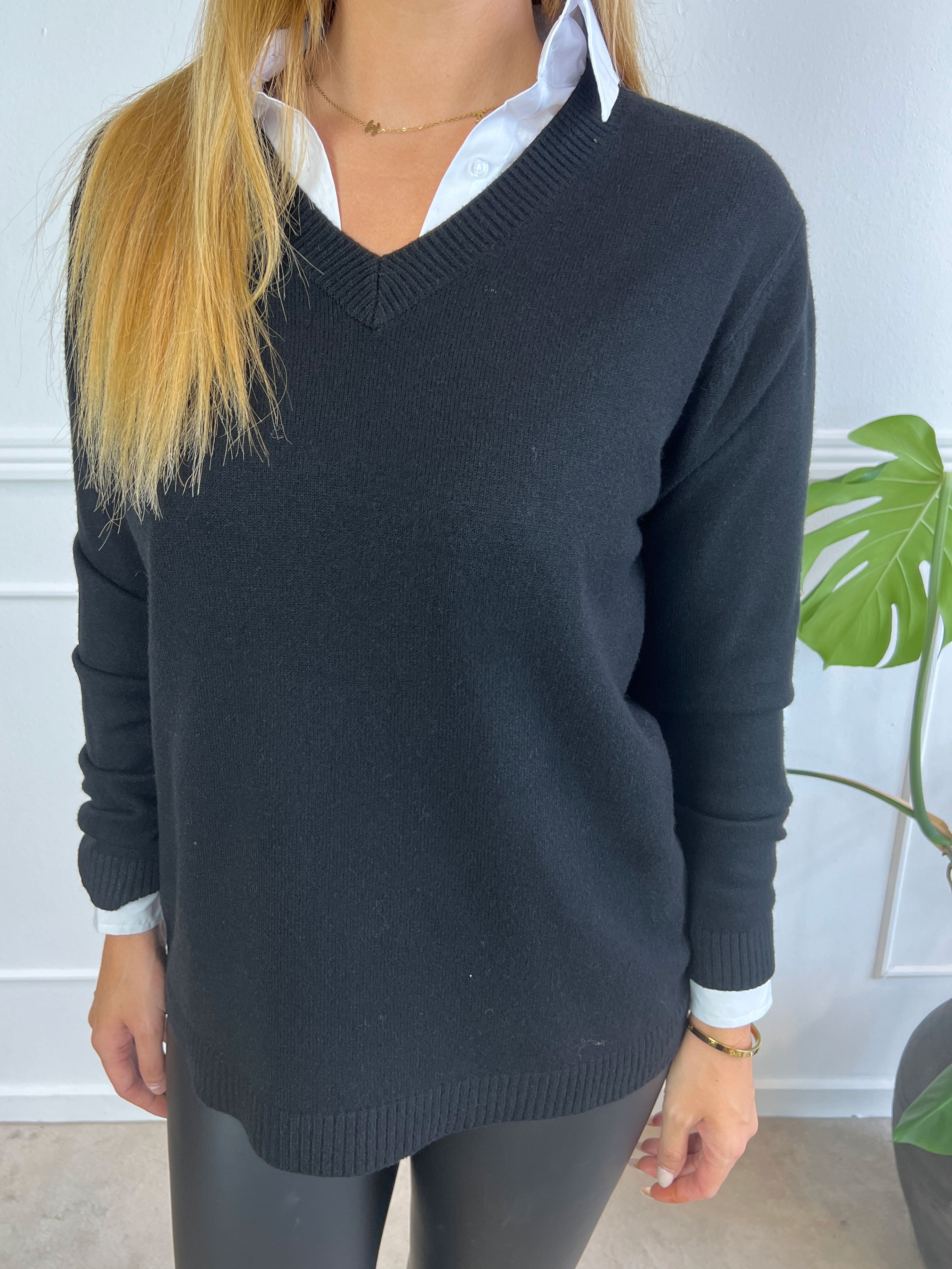 Tamara - Blød strikbluse med lille v-udskæring