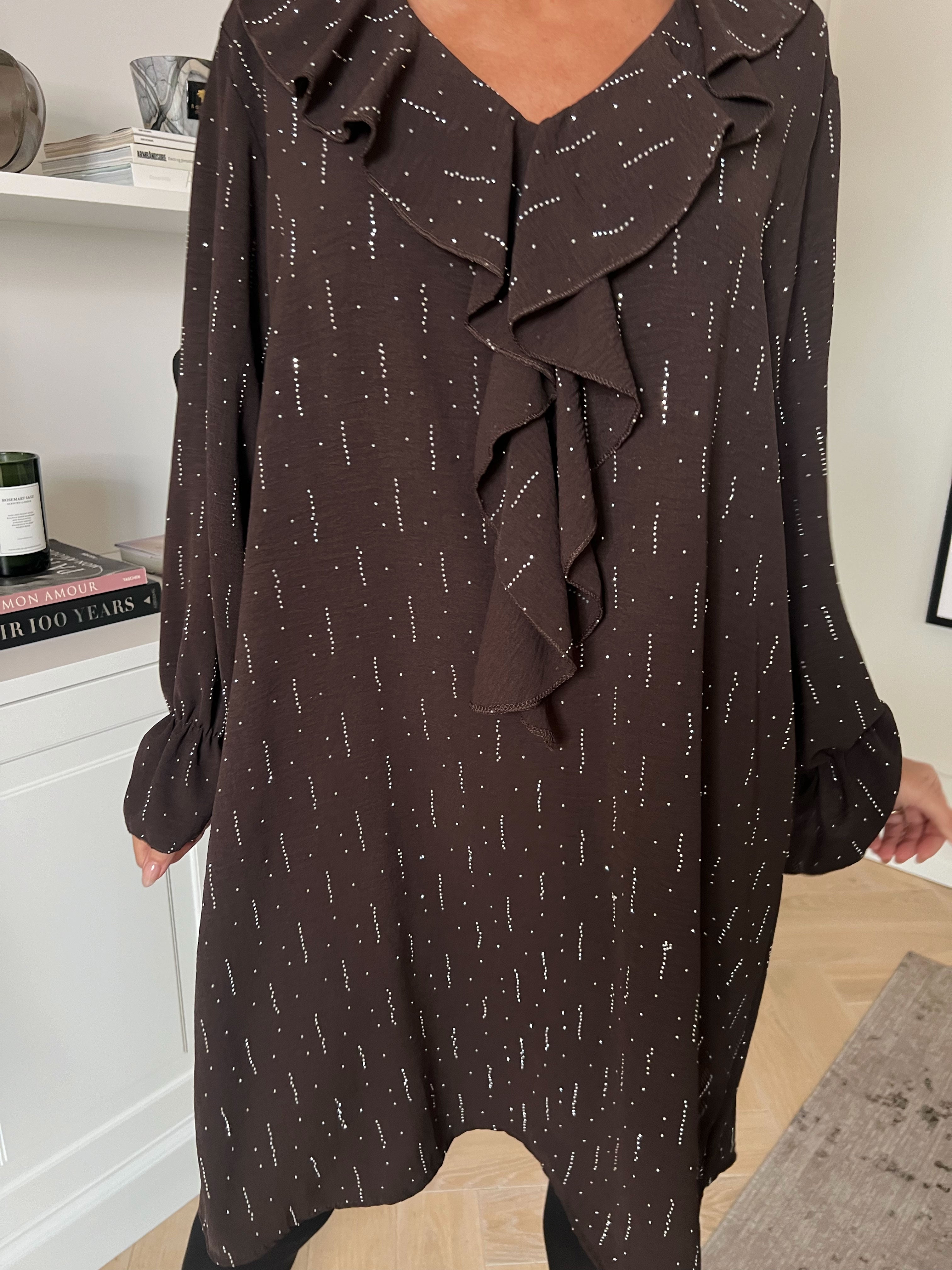 Tessalia - Smuk tunikakjole med fine similisten og feminine flæsedetaljer