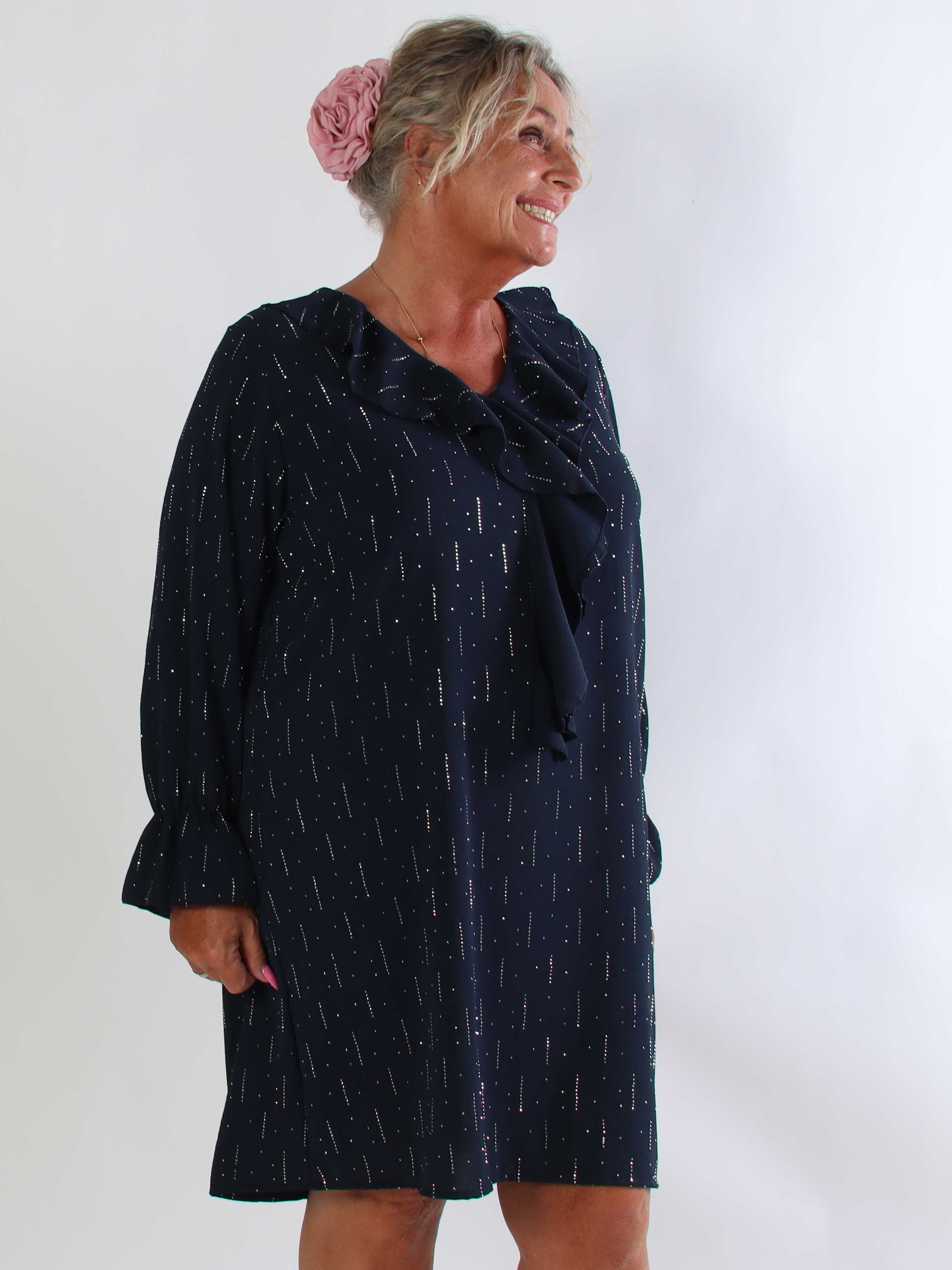 Tessalia - Plus size tunikakjole med fine similisten og feminine flæsedetaljer
