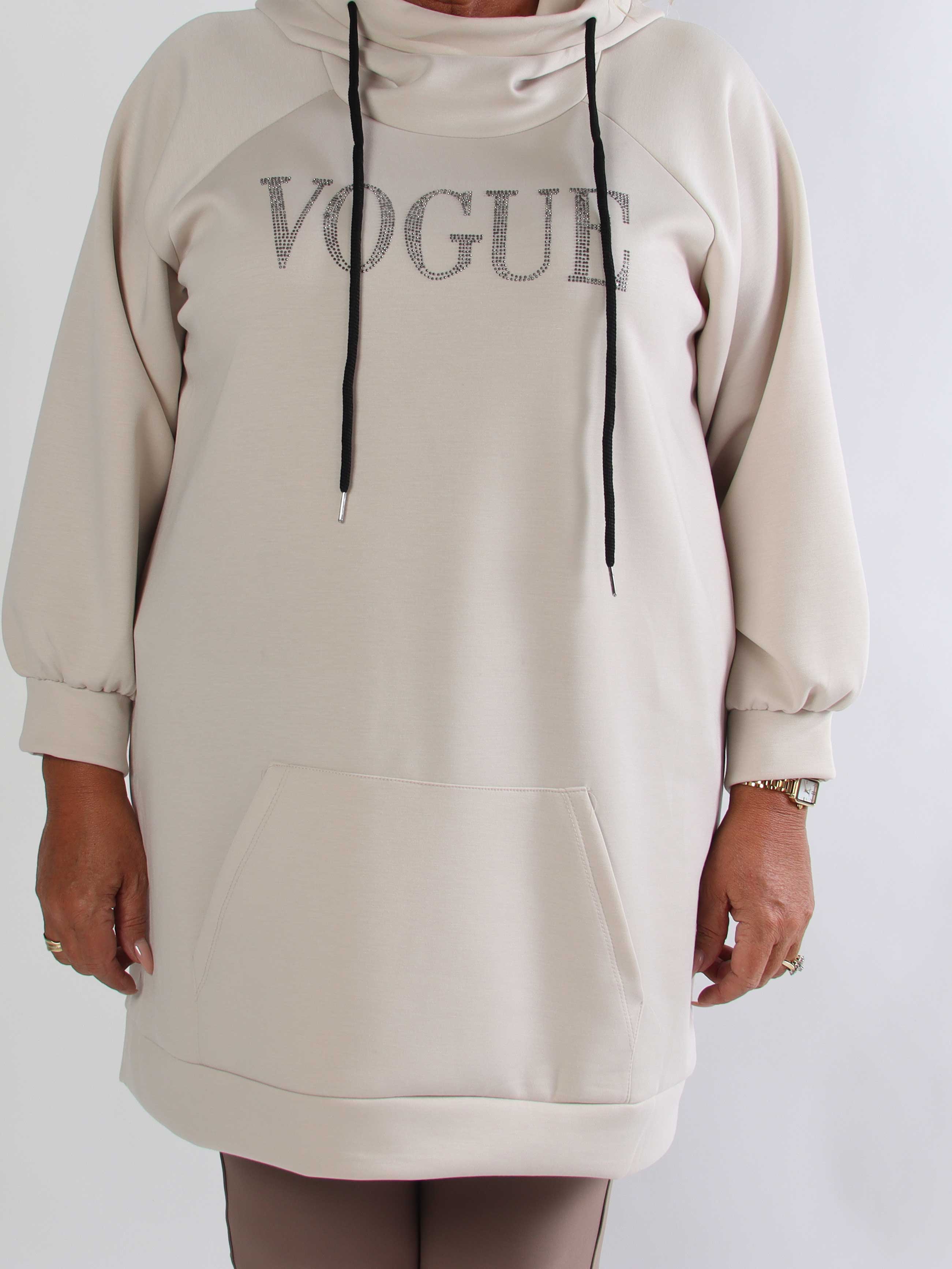 Thalia - Blød plus size joggingkjole med VOGUE stående på brystet