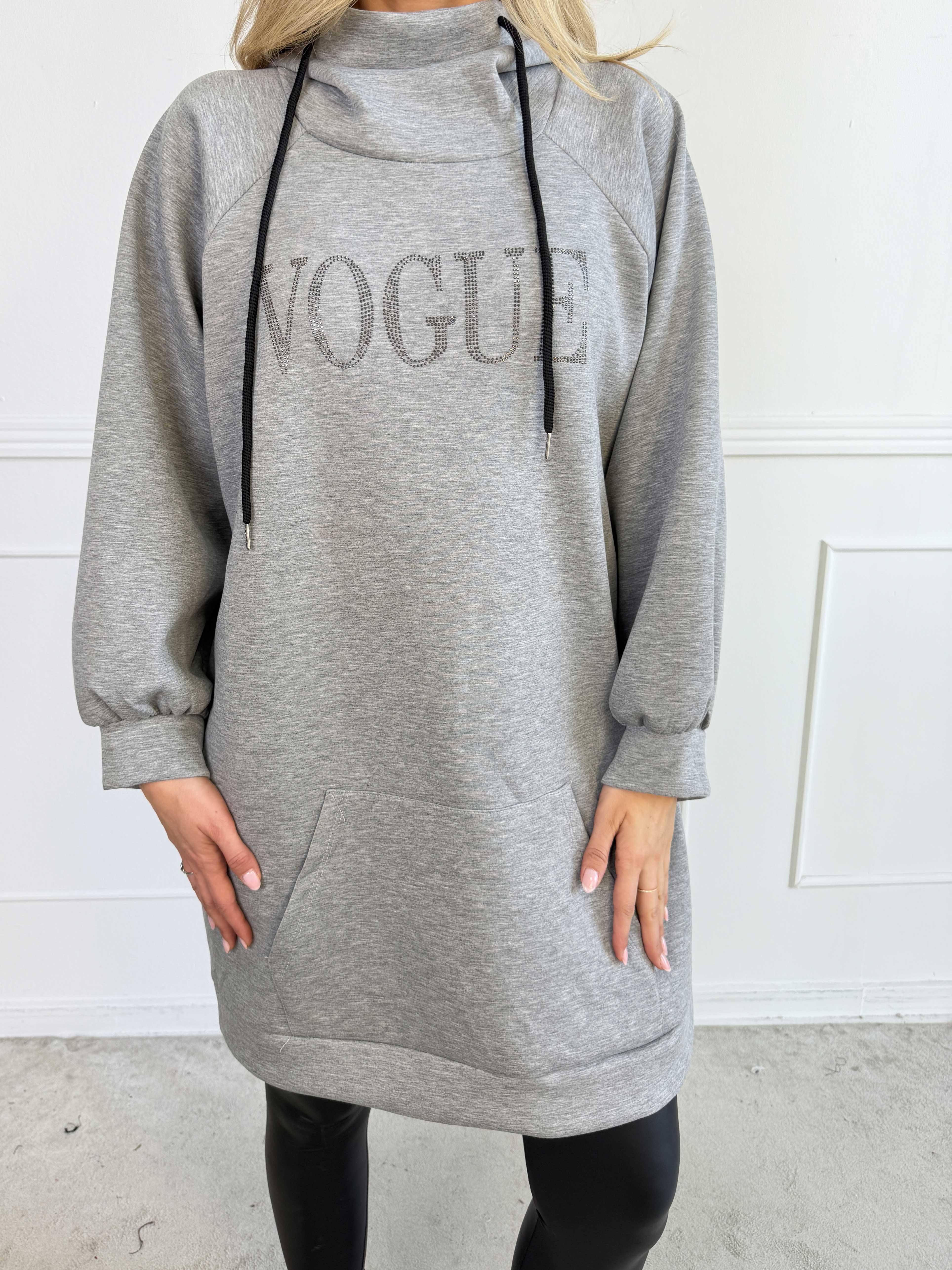 Thalia - Blød joggingkjole med VOGUE stående på brystet