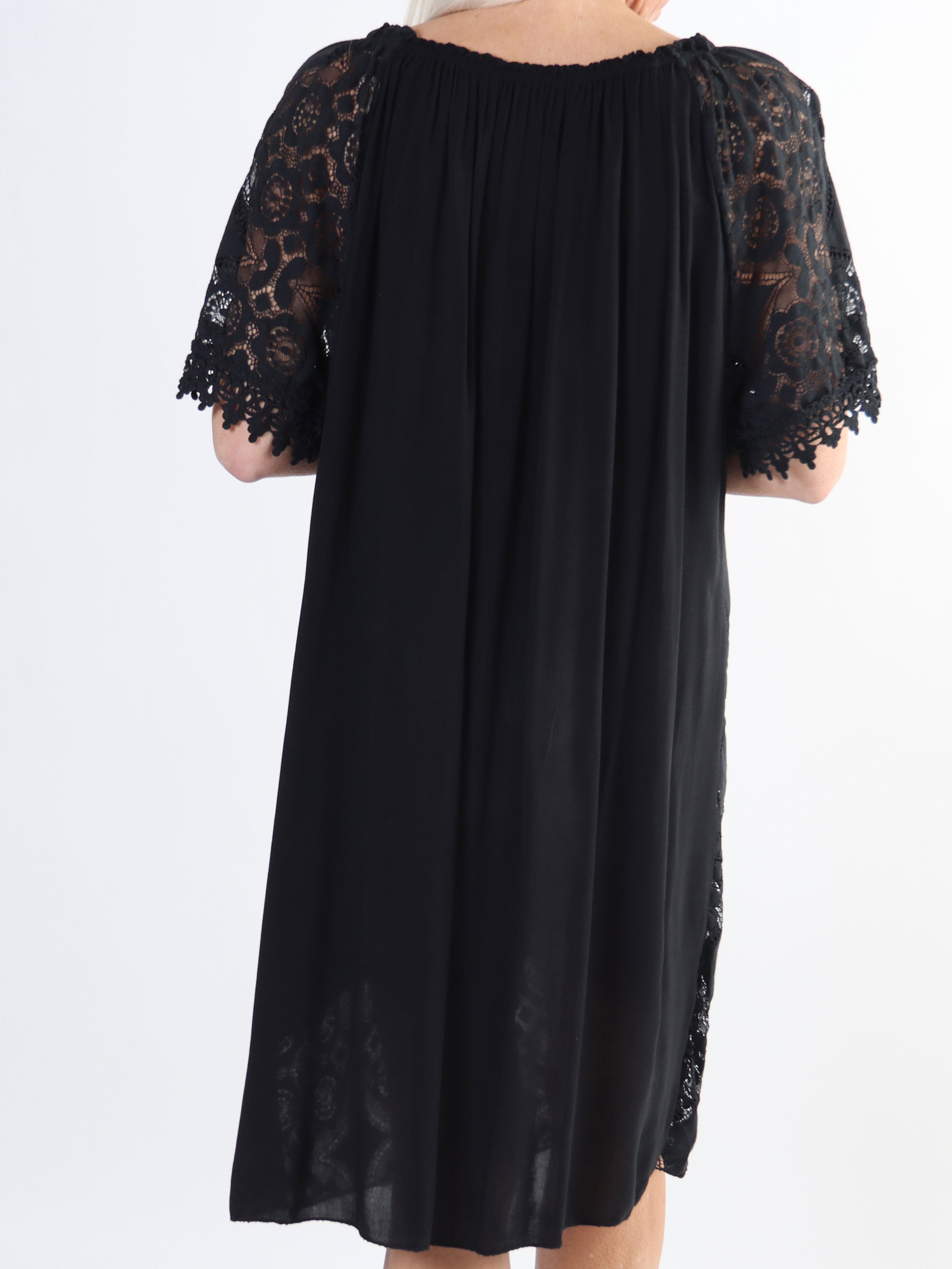 Thea - Plus size blondekjole med elastikkant i udskæringen