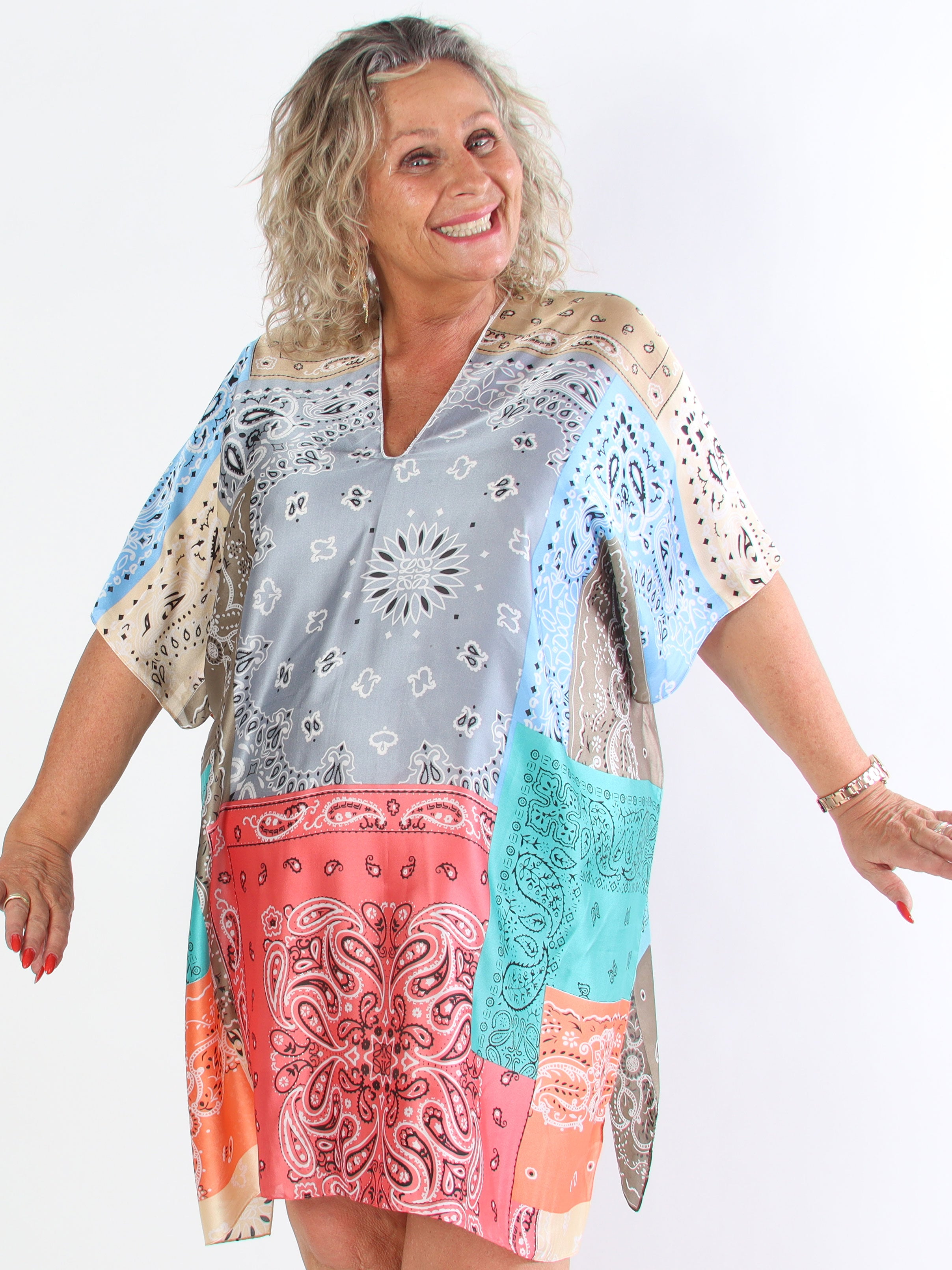 Thora - Flerfarvet plus size tunika i blødt viskose og i silke