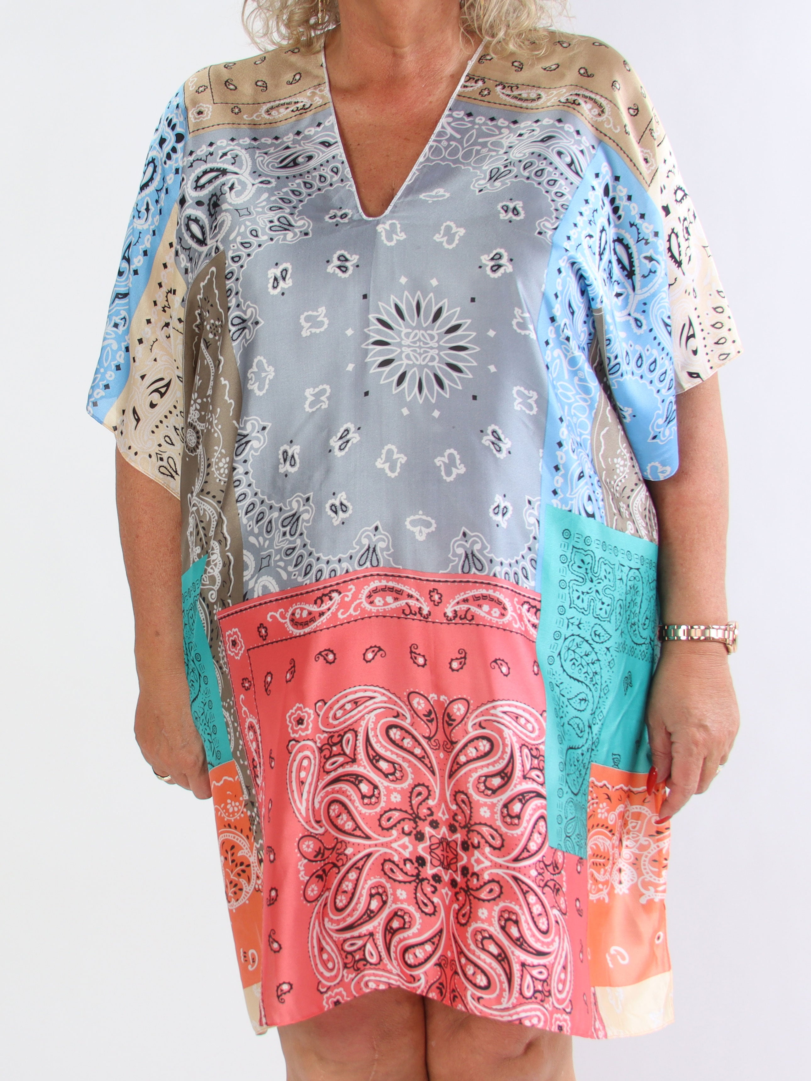 Thora - Flerfarvet plus size tunika i blødt viskose og i silke