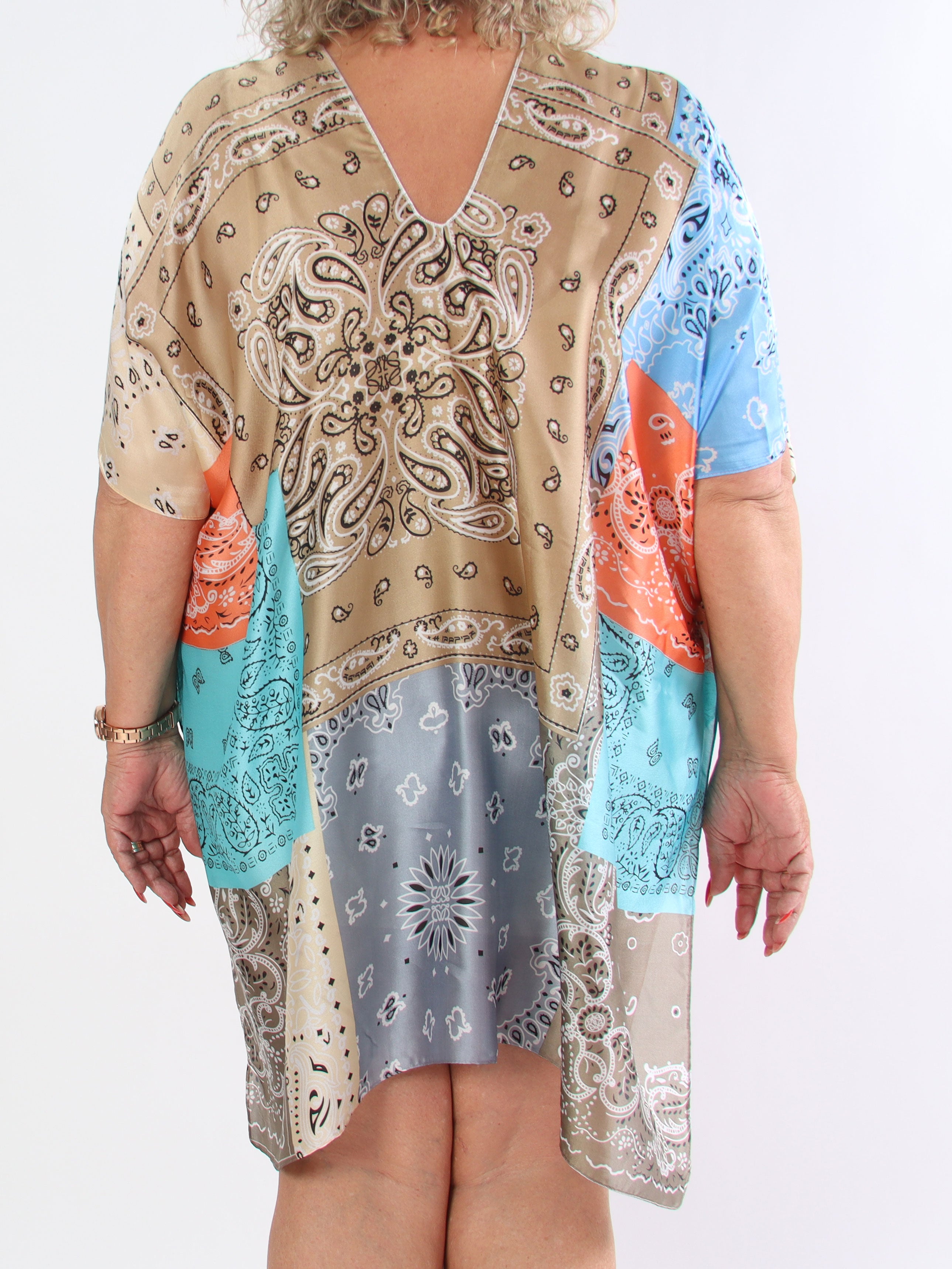 Thora - Flerfarvet plus size tunika i blødt viskose og i silke