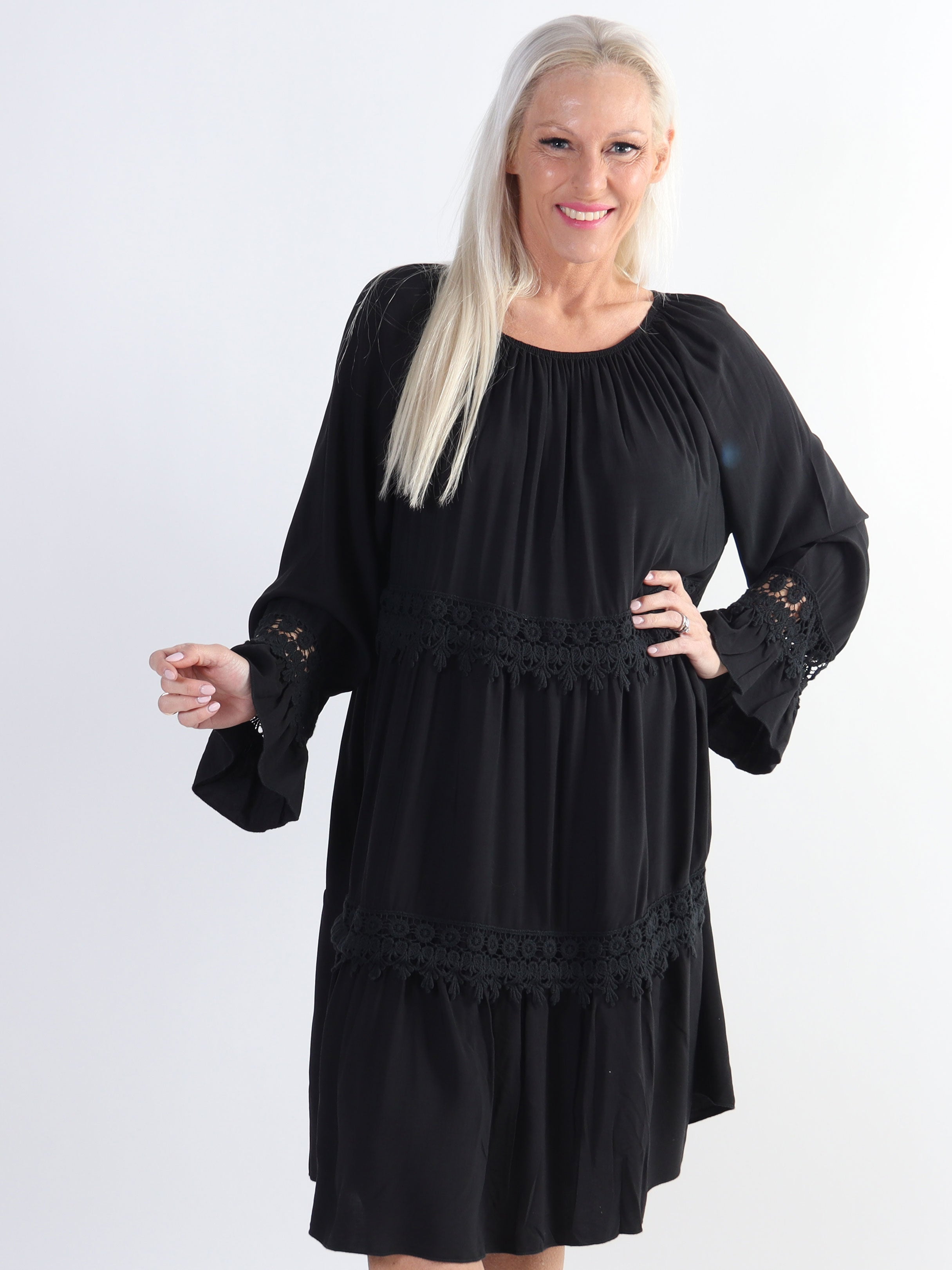 Tilda - Sød plus size tunikakjole med broderinger