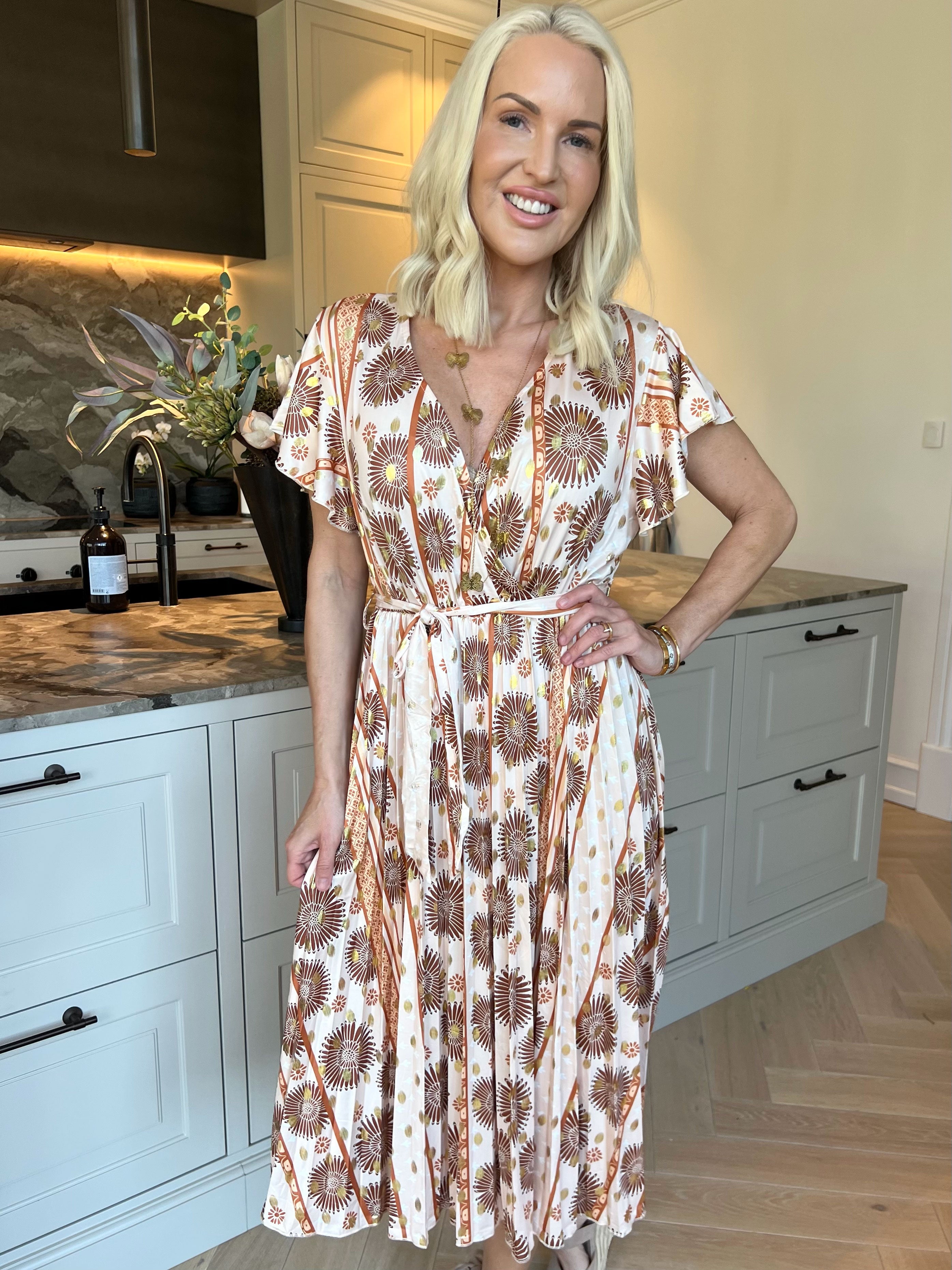 Toledo Sunburst - Sød mønstret kjole i elastisk stof med plisseringer