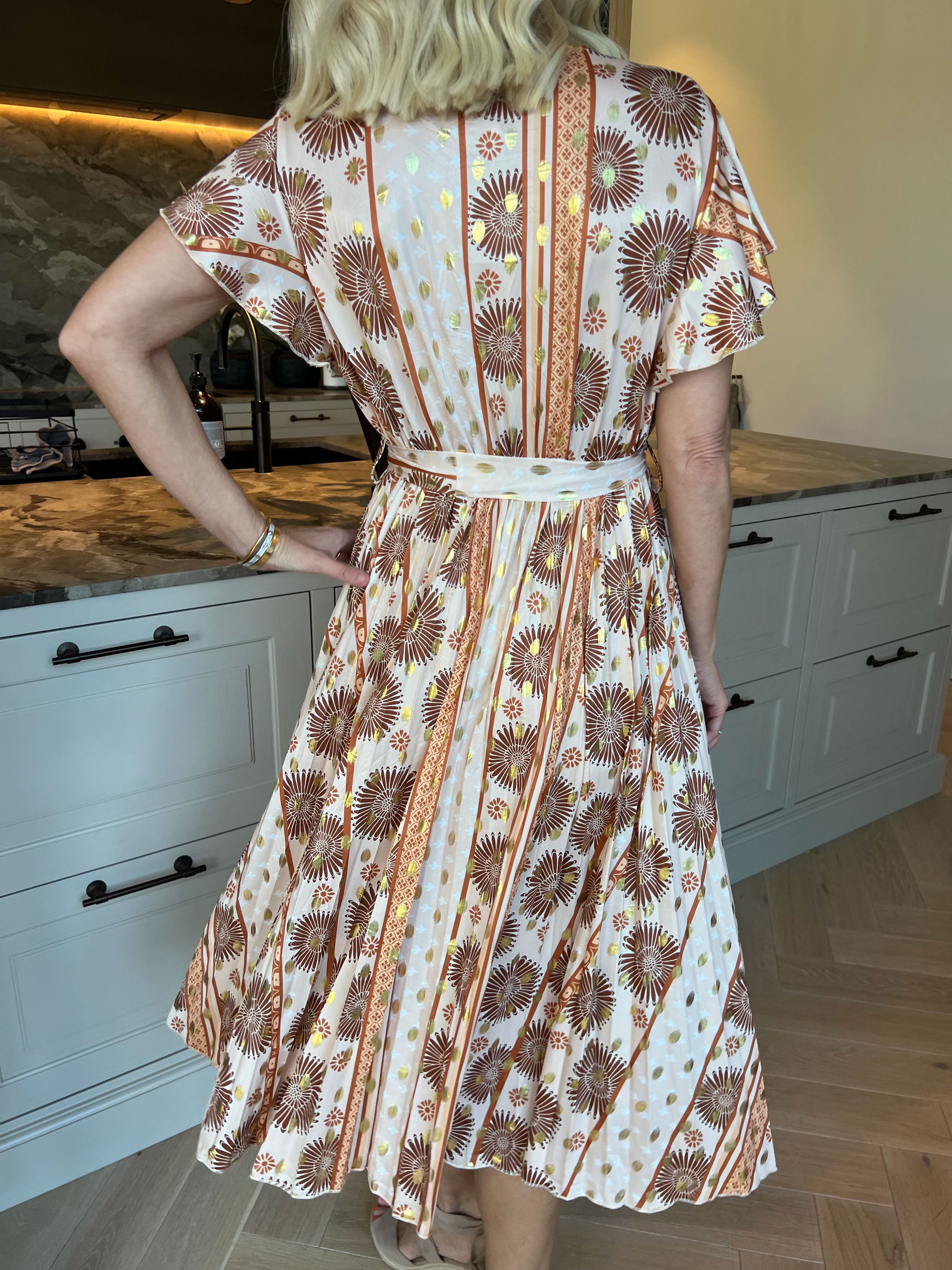 Toledo Sunburst - Sød mønstret kjole i elastisk stof med plisseringer