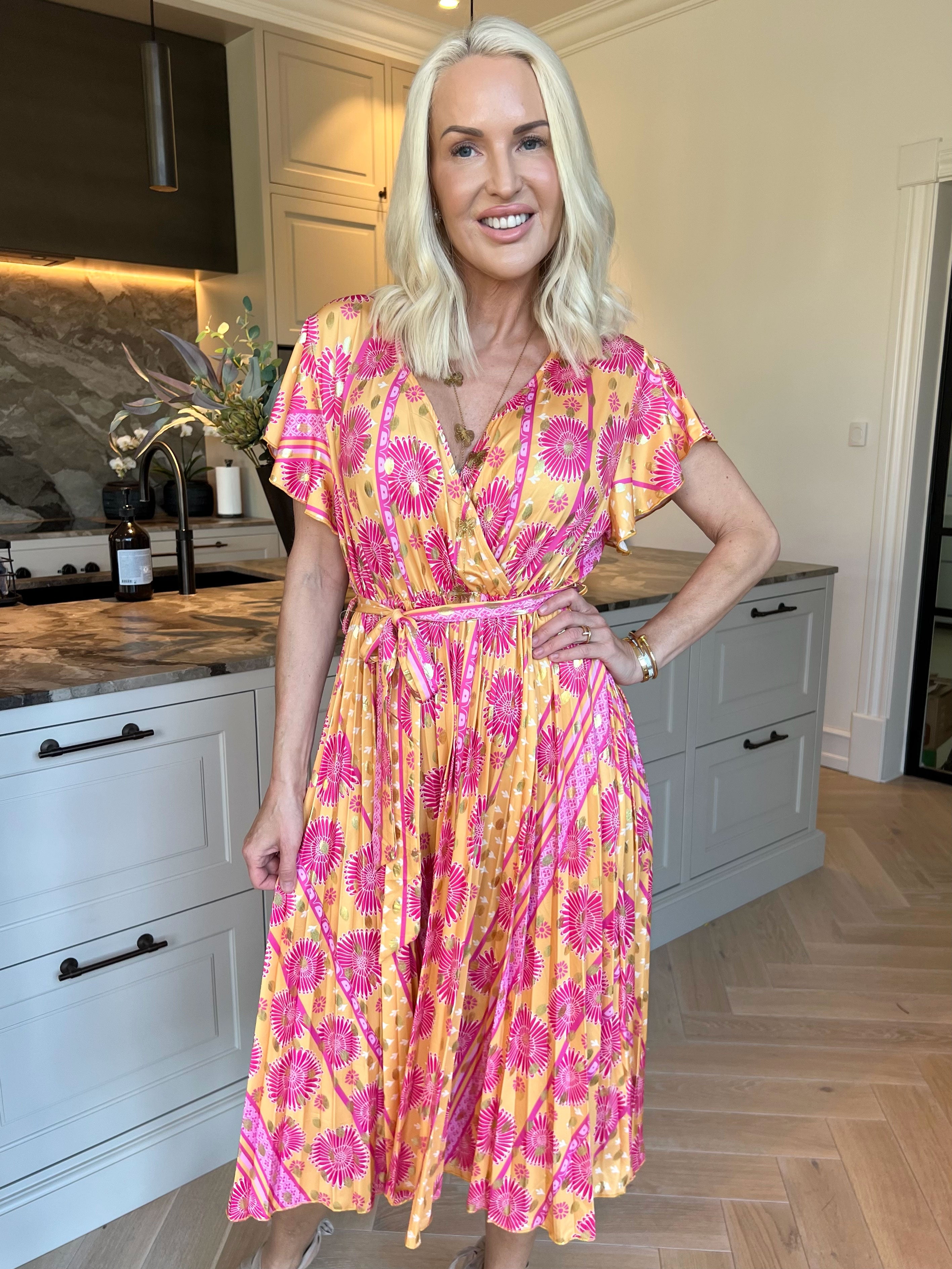 Toledo Sunburst - Sød mønstret kjole i elastisk stof med plisseringer