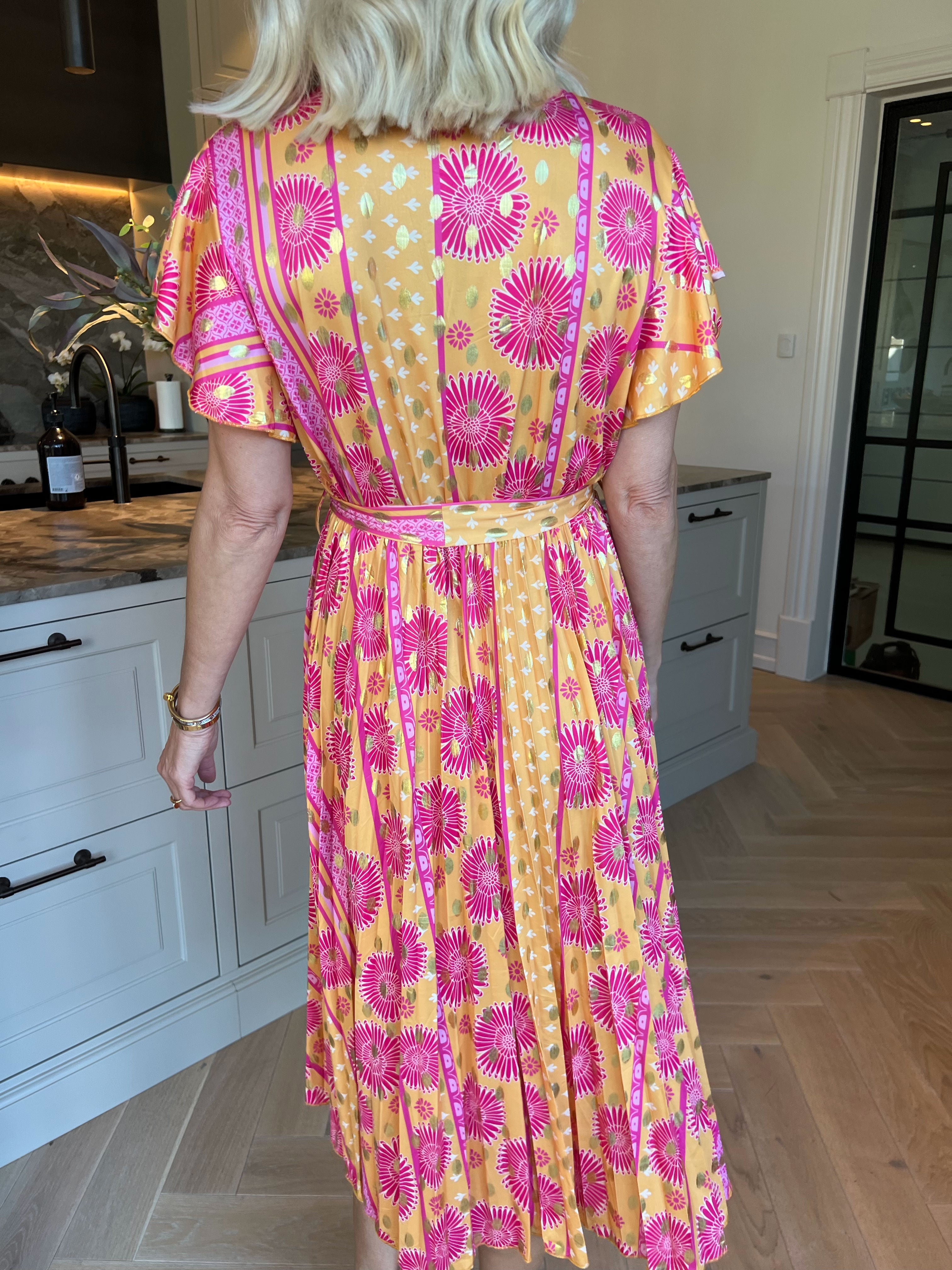 Toledo Sunburst - Sød mønstret kjole i elastisk stof med plisseringer