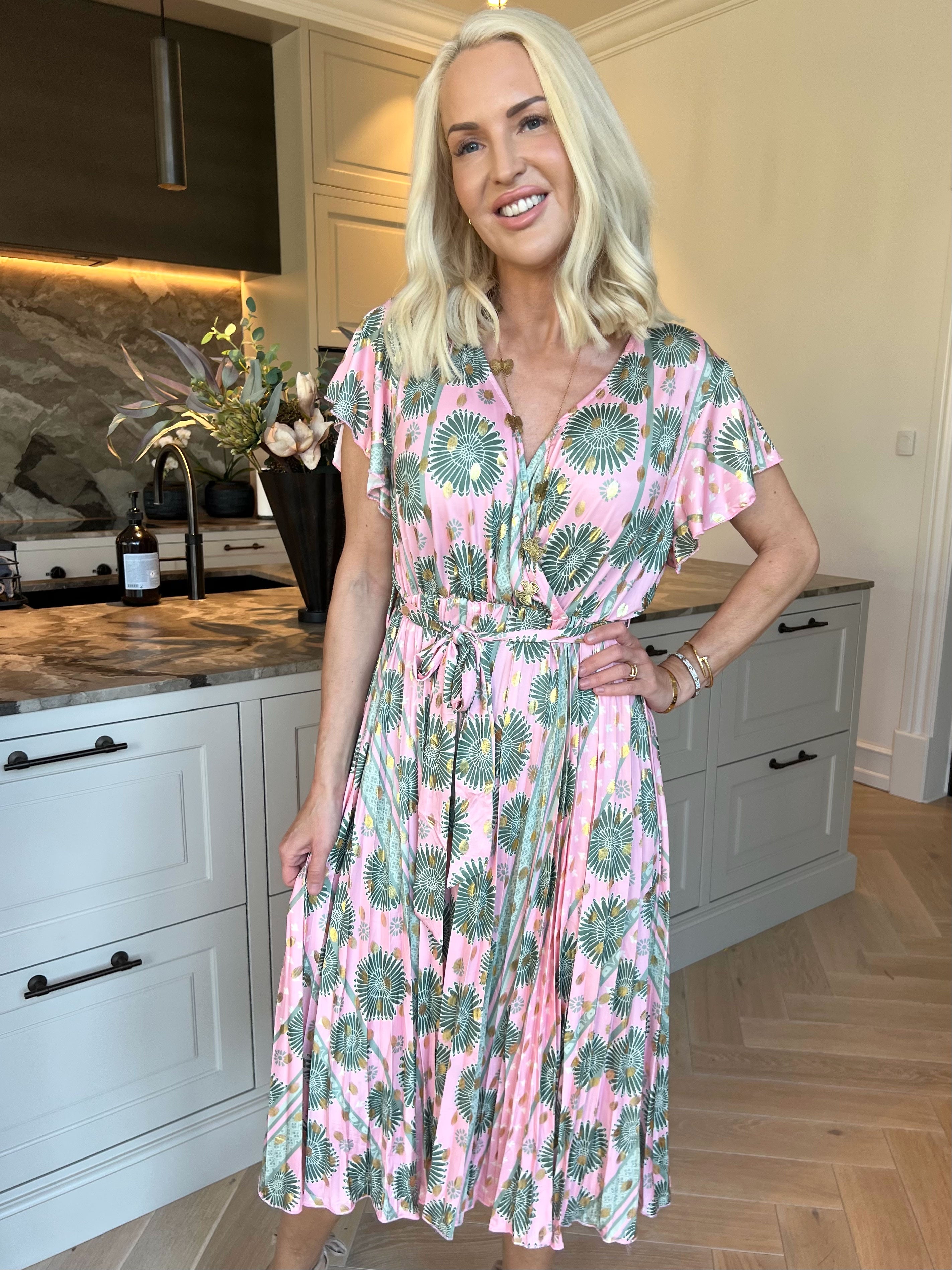 Toledo Sunburst - Sød mønstret kjole i elastisk stof med plisseringer