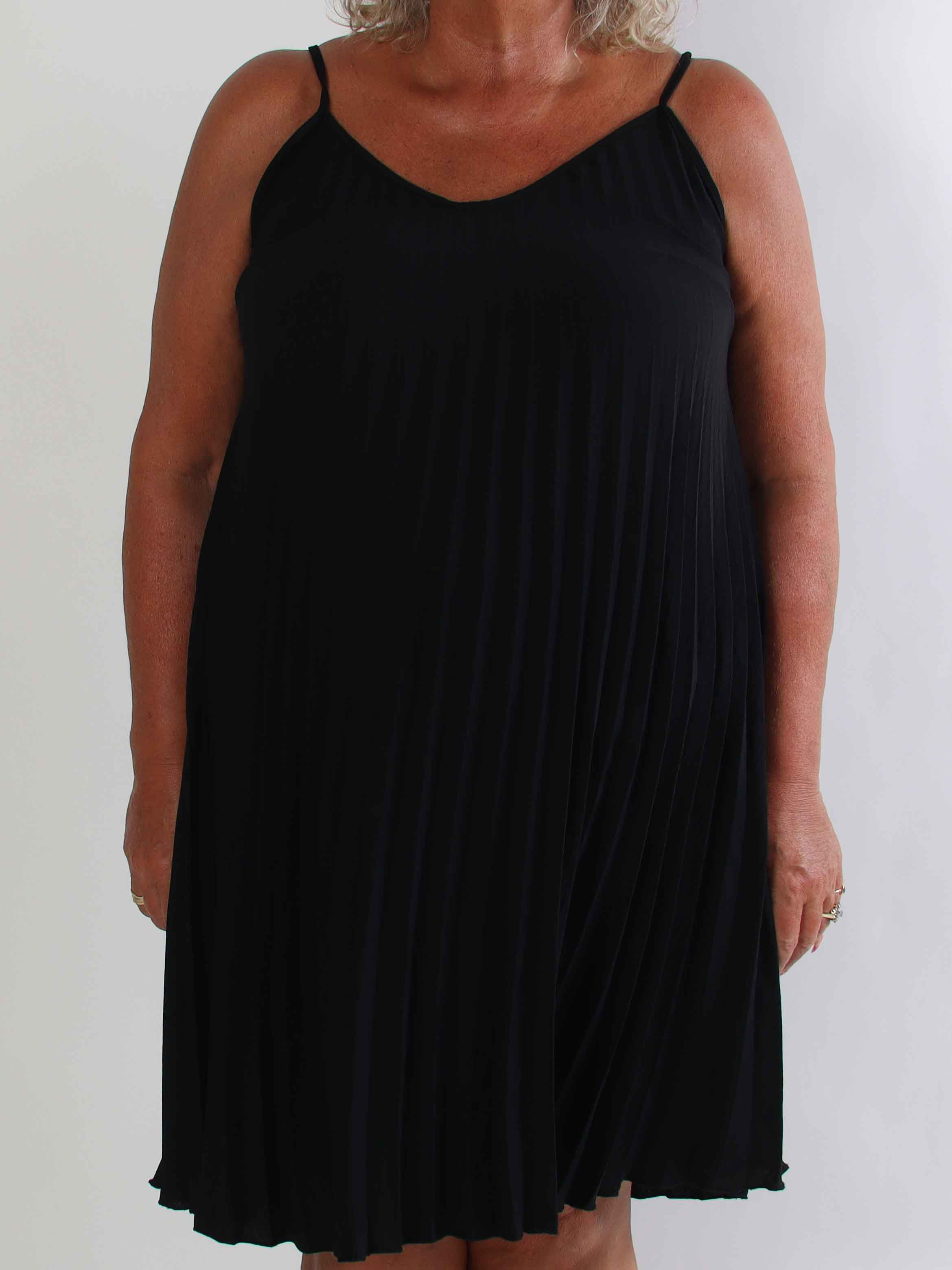 Tonia Short - Elegant plisseret plus size kjole i en blød og let viskoseblanding