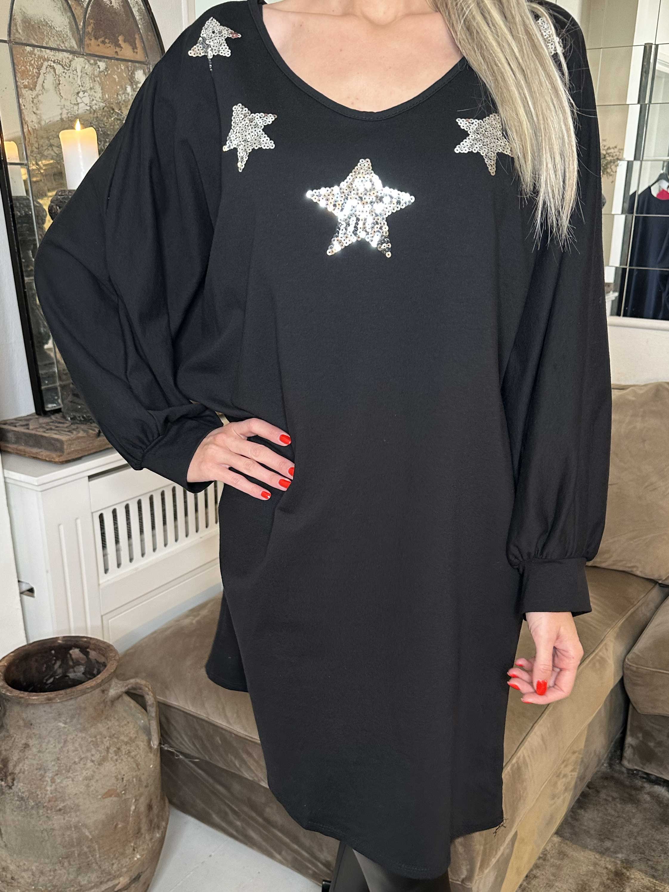 Torino - Oversized joggingkjole med stjerner af pailletter