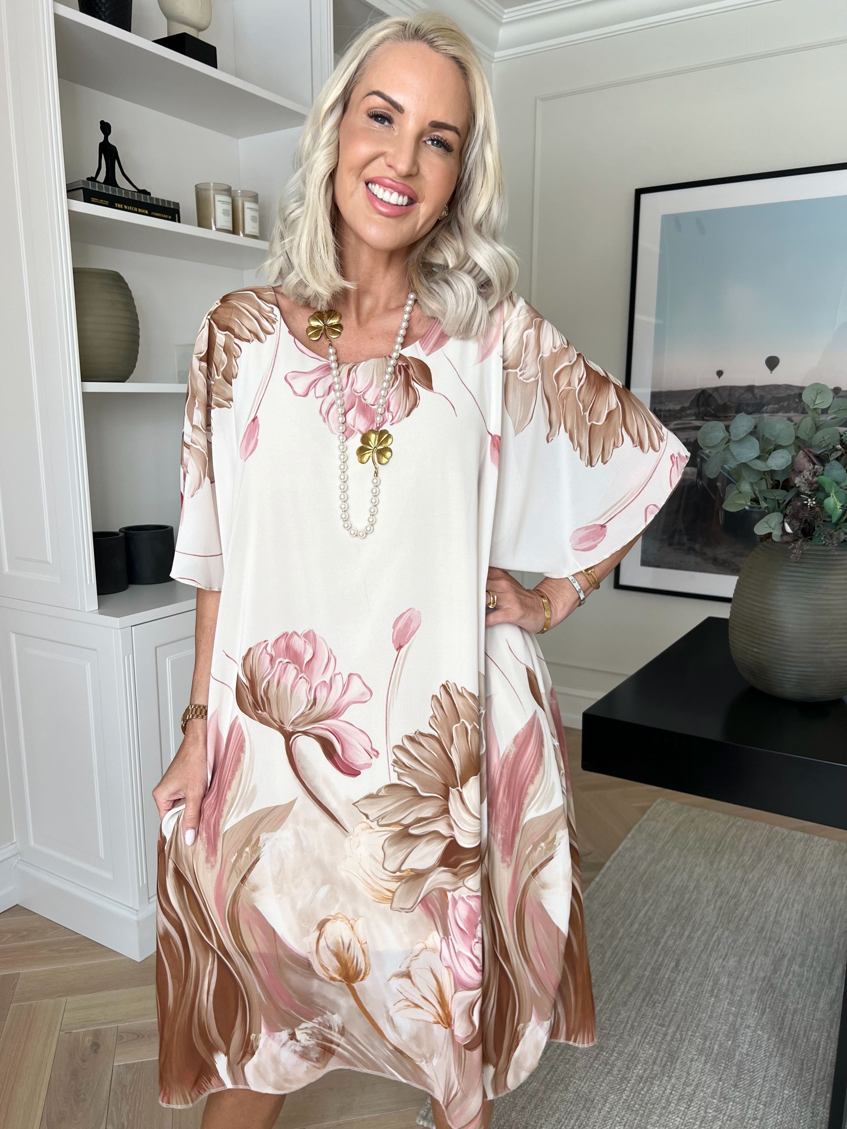 Tricia - Tunikakjole med chiffonlag med blomstermotiver