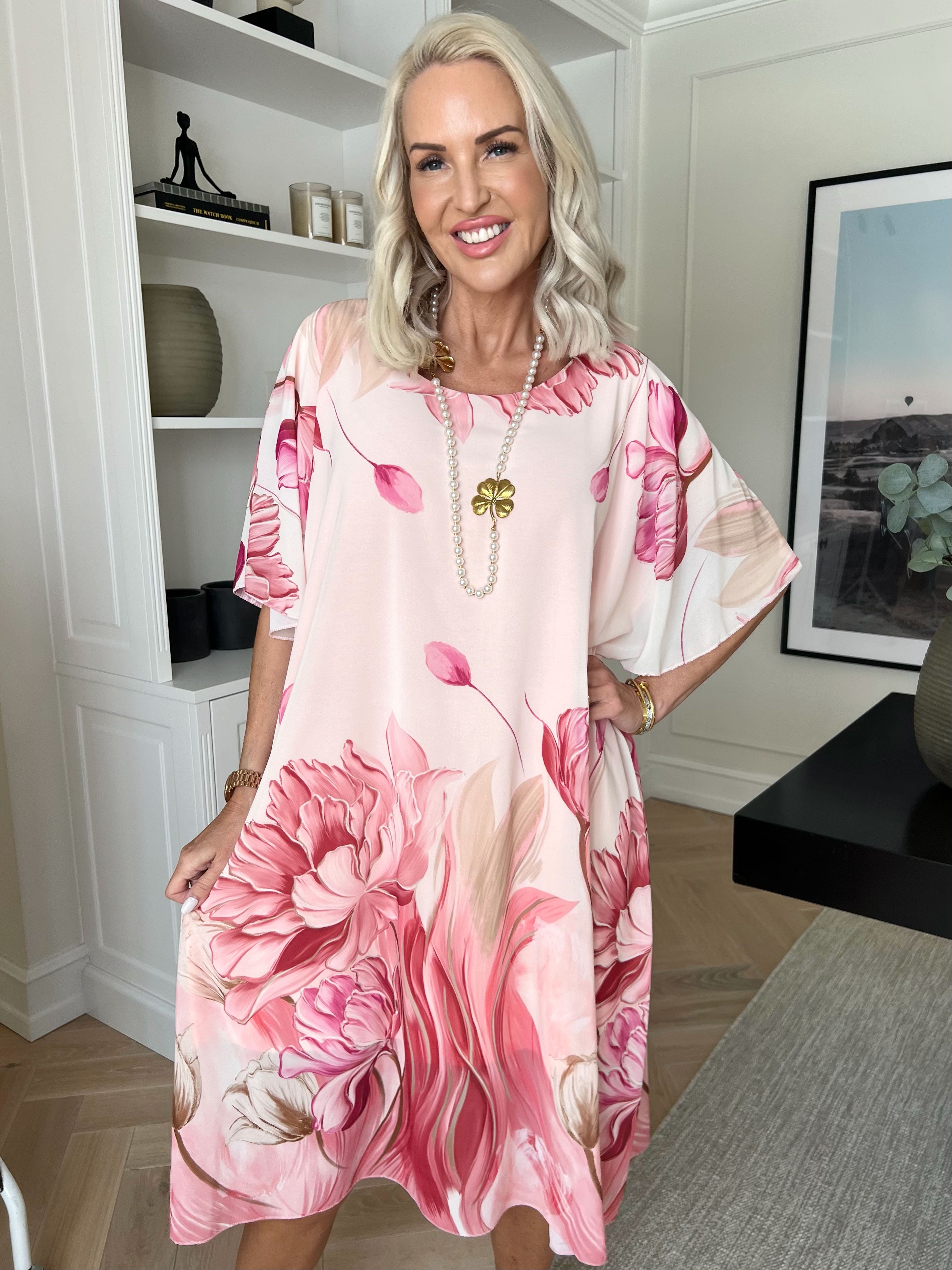 Tricia - Tunikakjole med chiffonlag med blomstermotiver