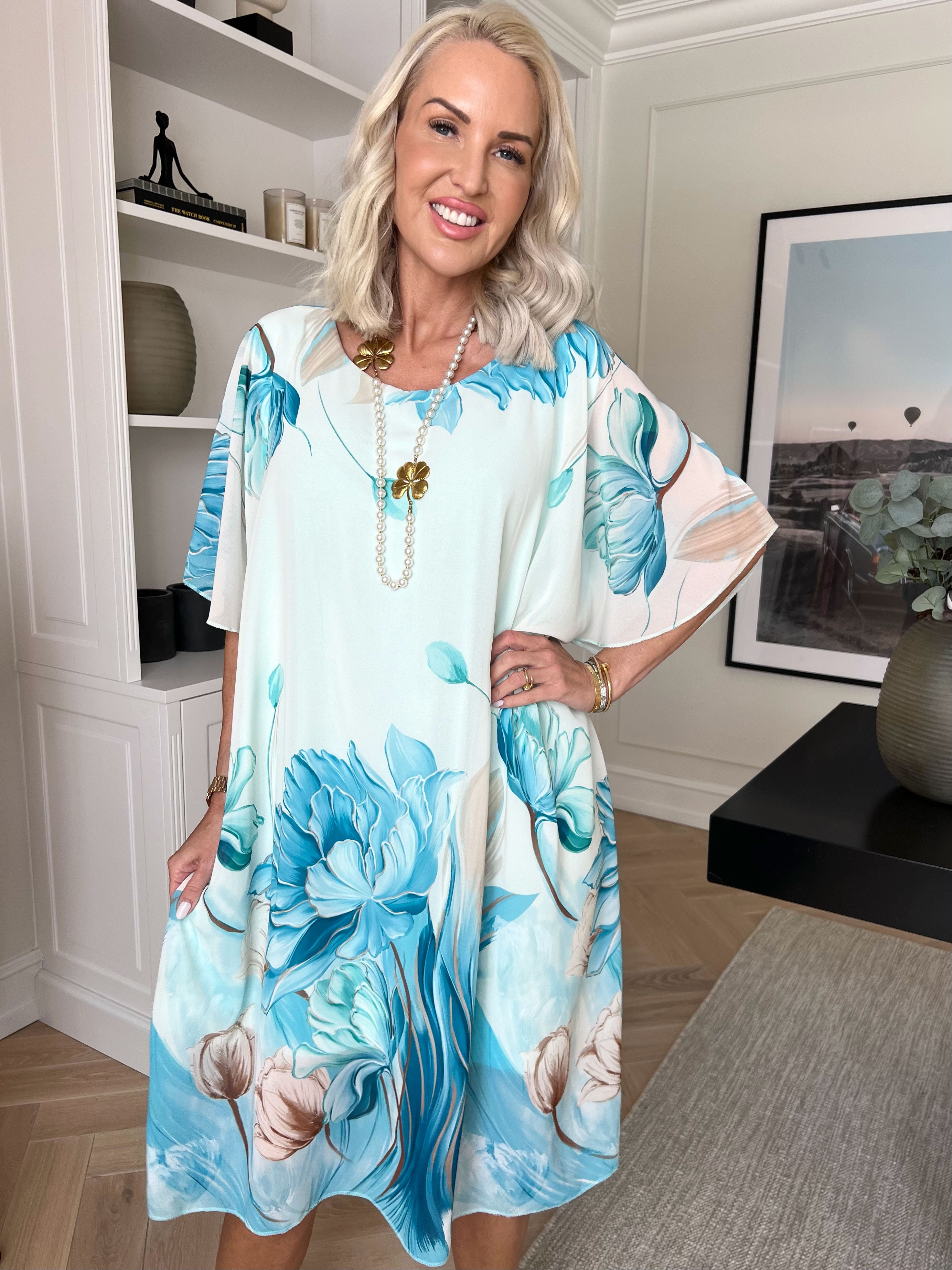 Tricia - Tunikakjole med chiffonlag med blomstermotiver