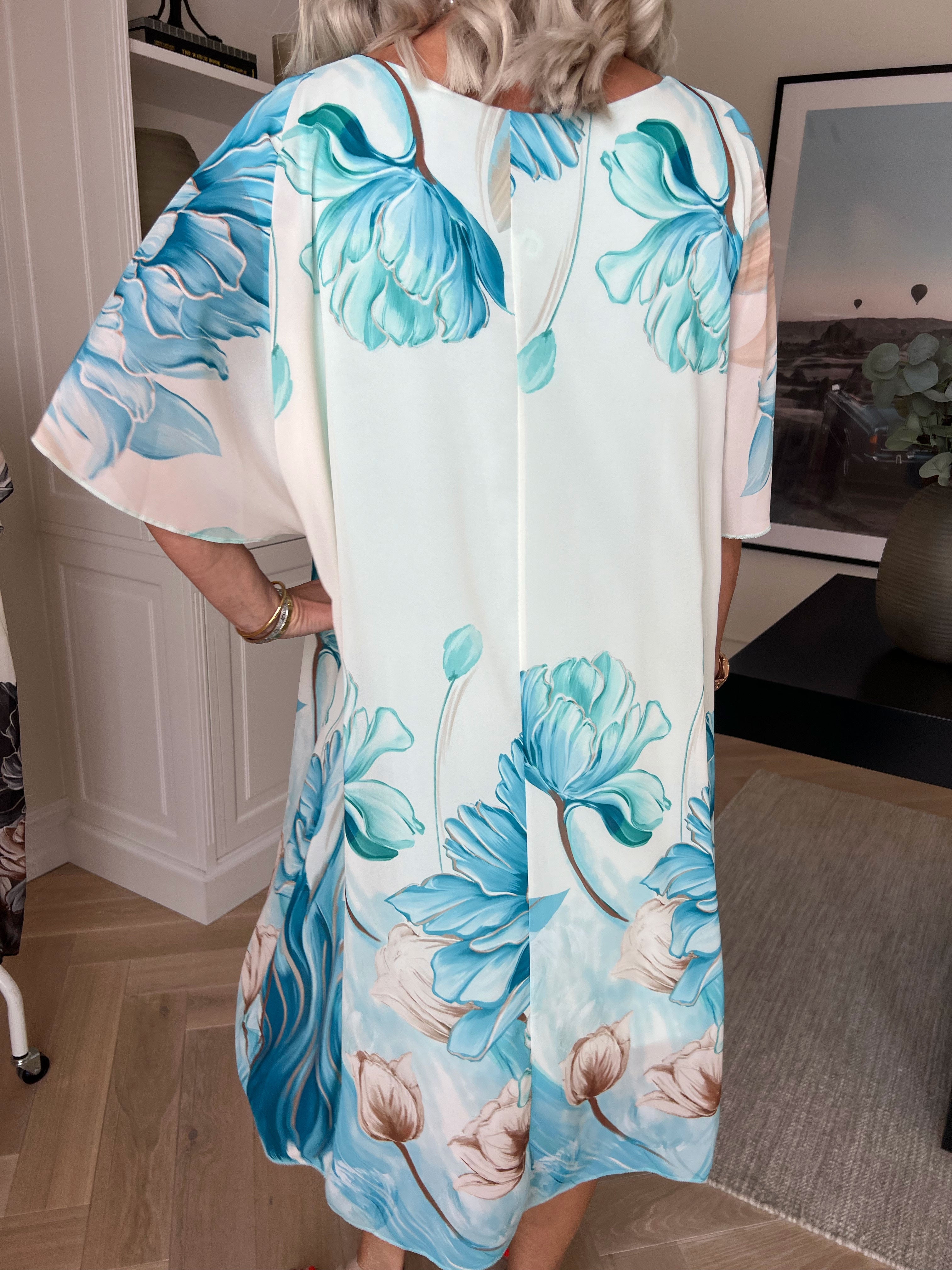 Tricia - Tunikakjole med chiffonlag med blomstermotiver