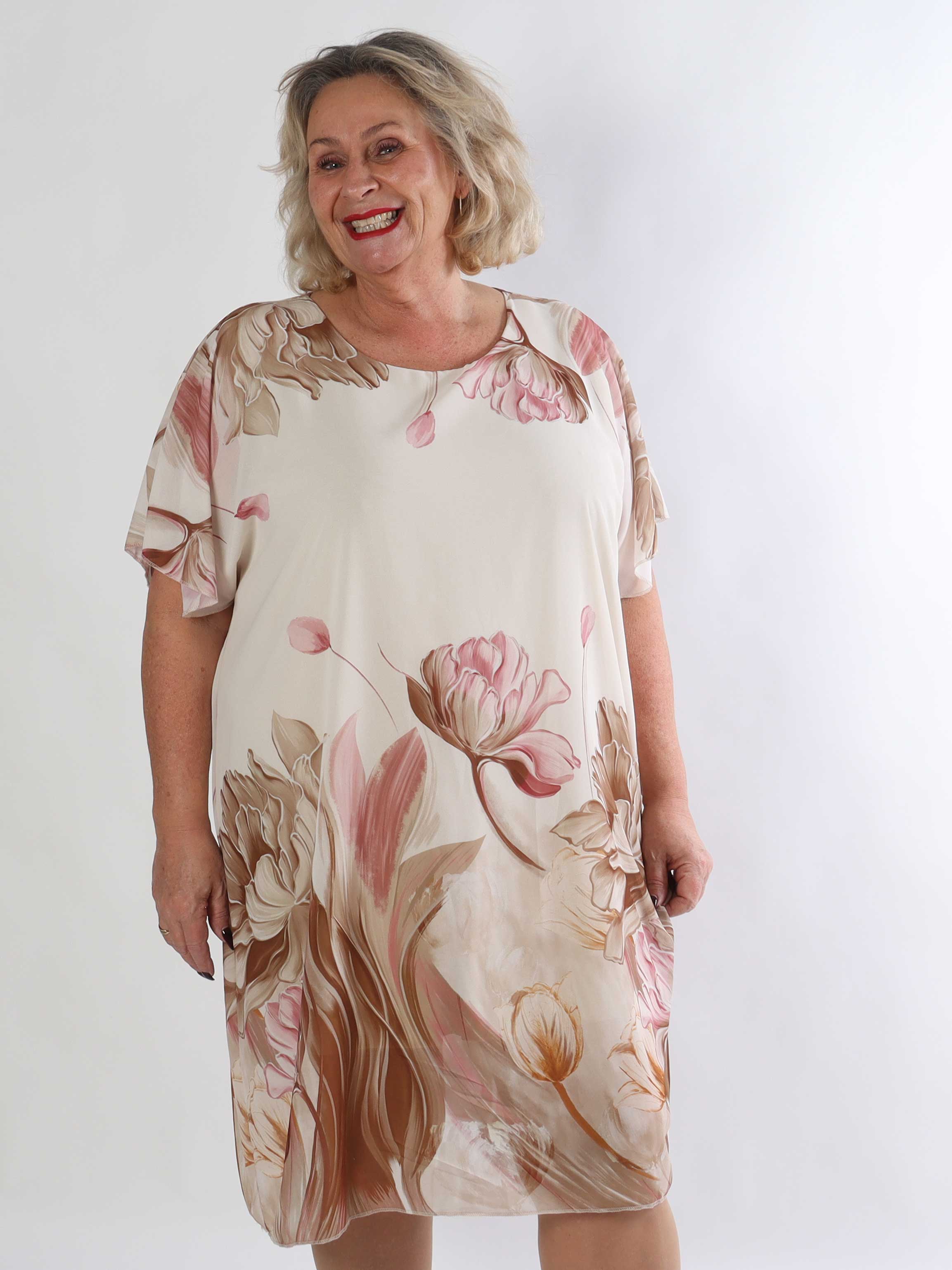 Tricia - Plus size tunikakjole med chiffonlag med blomstermotiver
