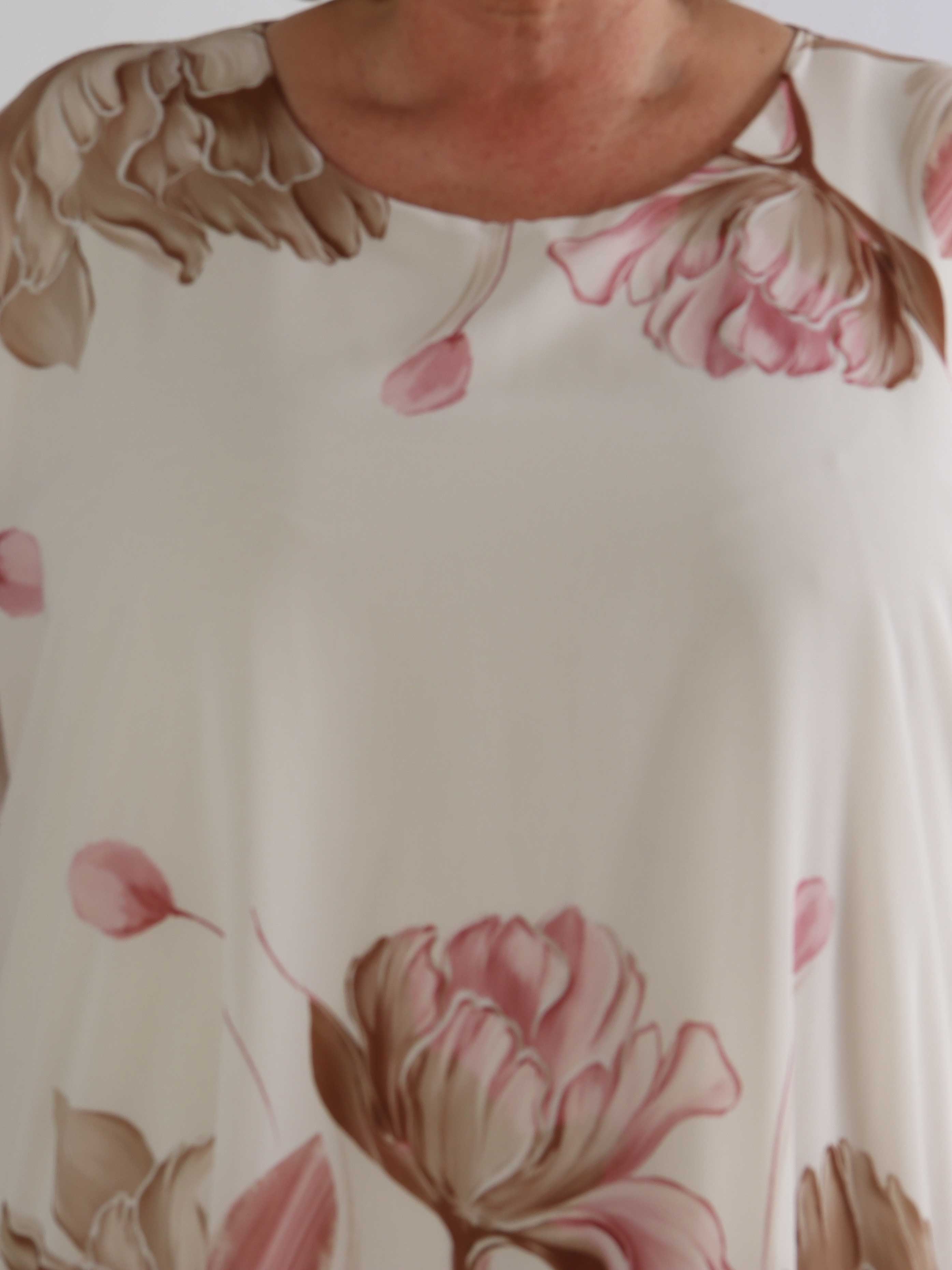 Tricia - Plus size tunikakjole med chiffonlag med blomstermotiver