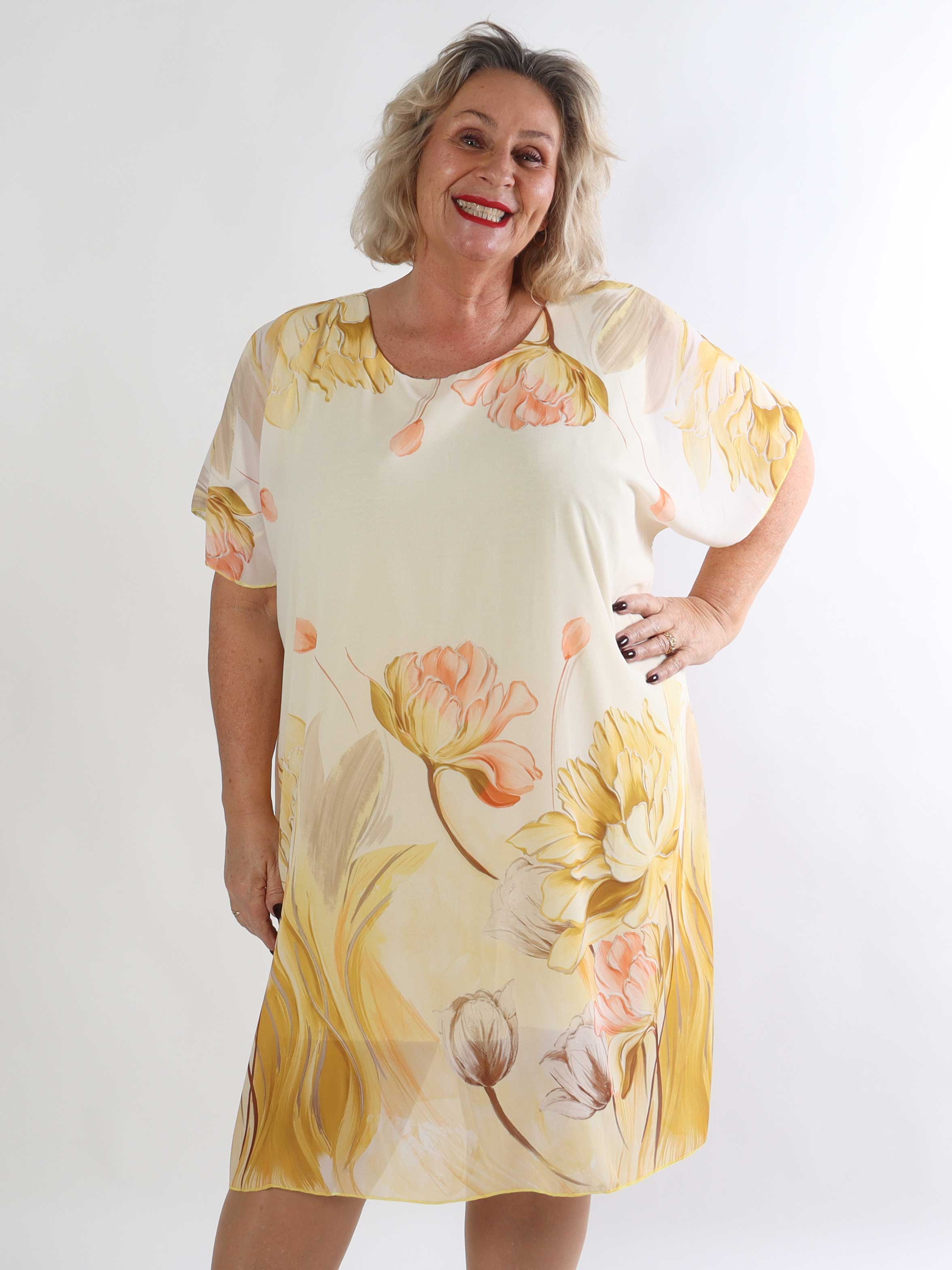 Tricia - Plus size tunikakjole med chiffonlag med blomstermotiver