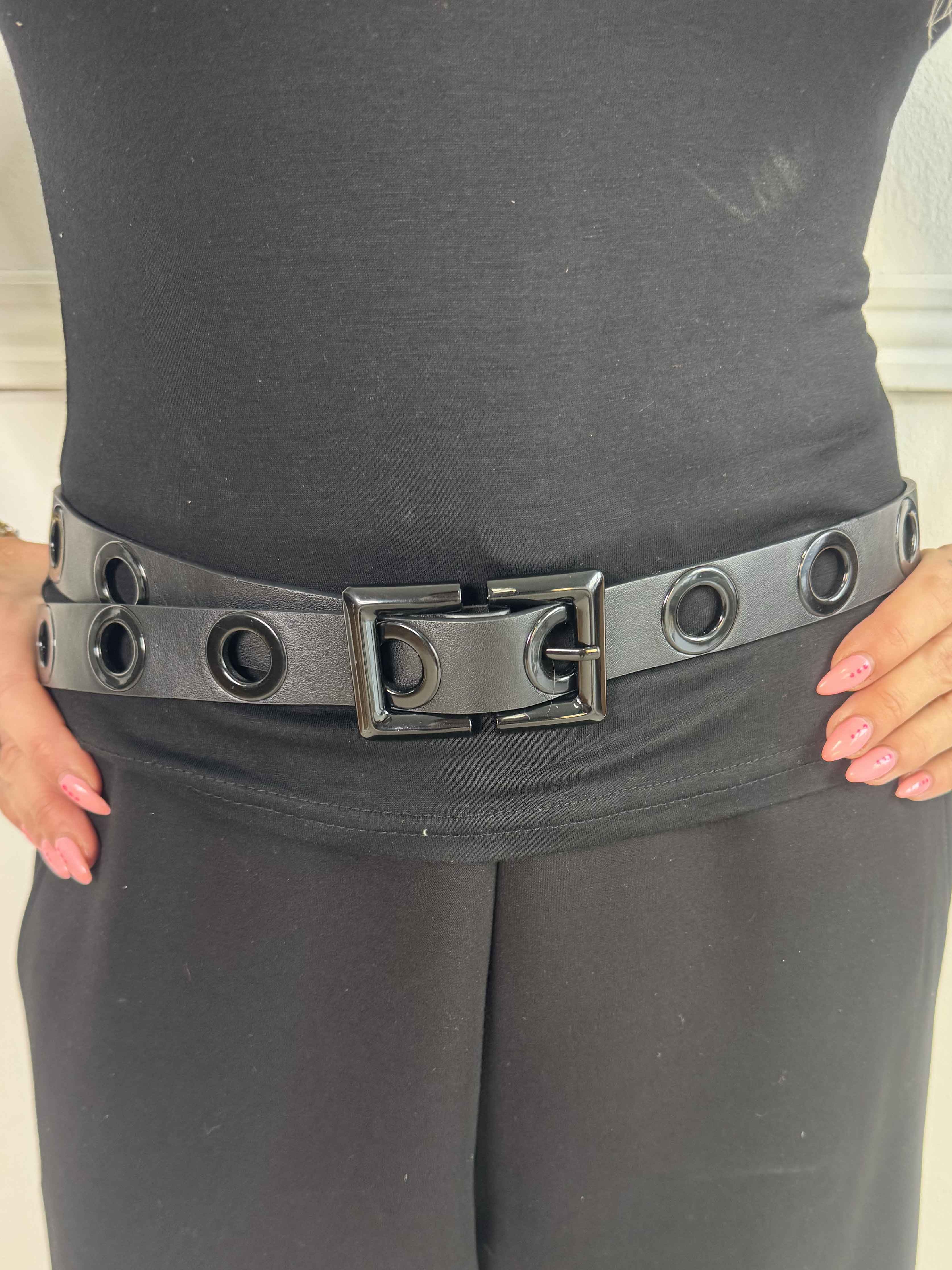 Trille - Sort bælte med hullet design i metalringe