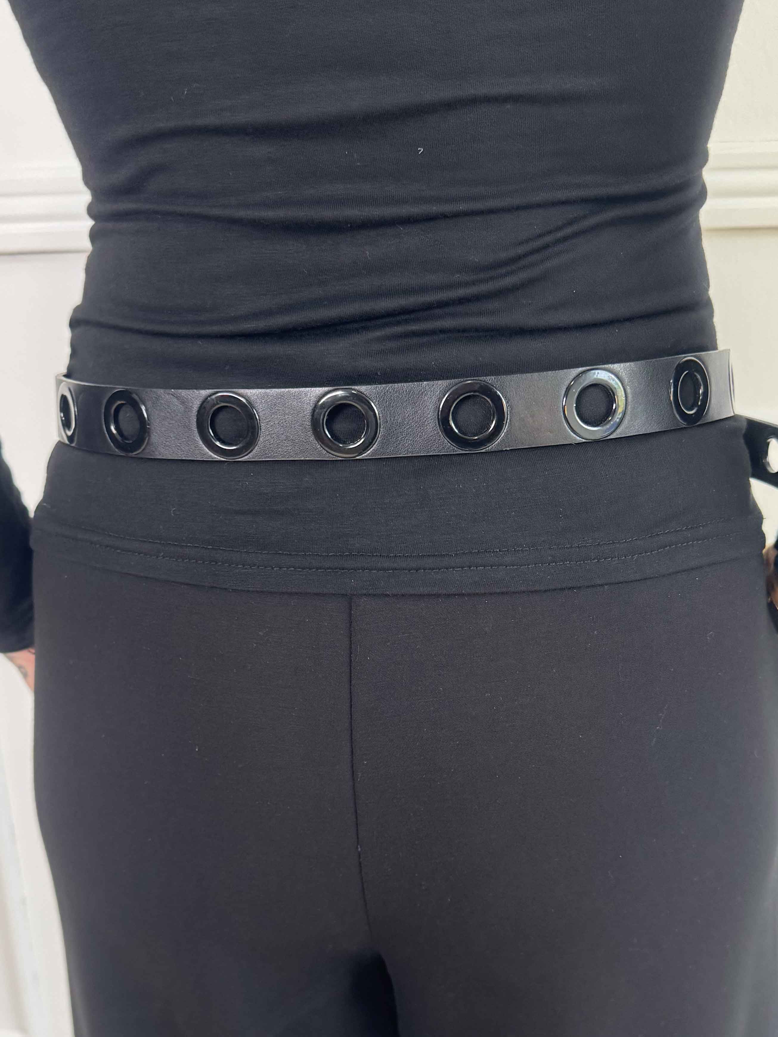 Trille - Sort bælte med hullet design i metalringe