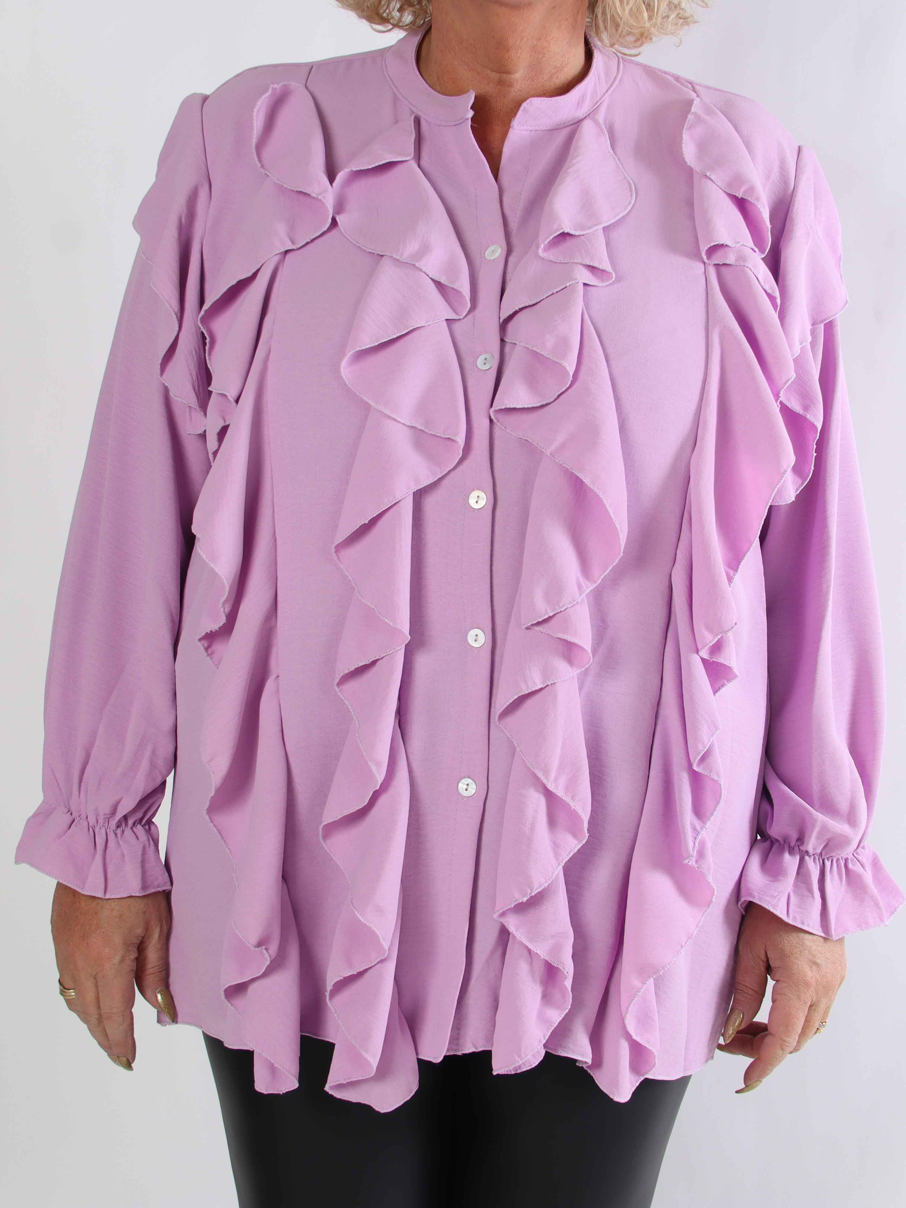 Trudie - Sød plus size skjorte i viskose med fine flæser foran