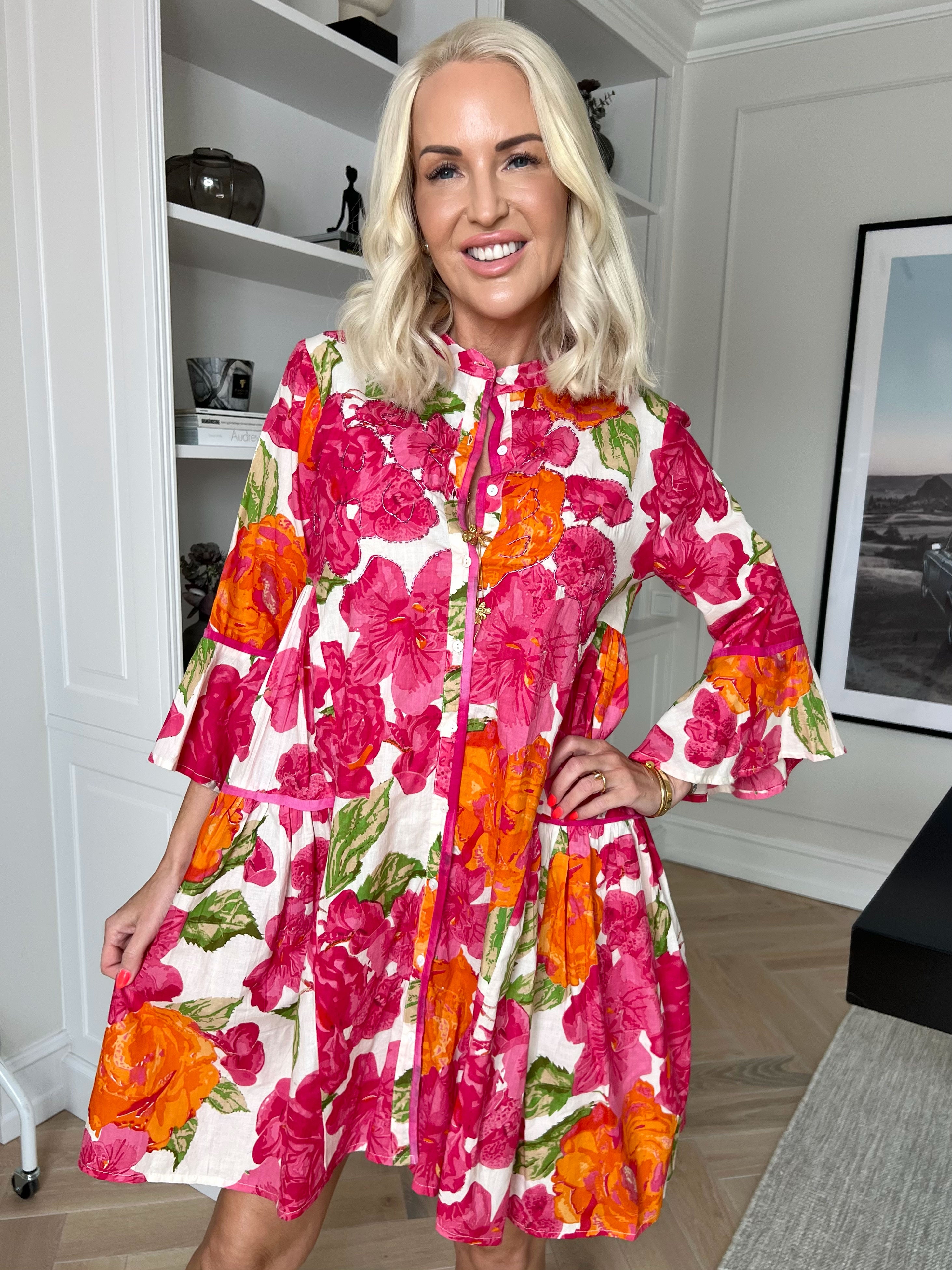 Turia - Sød blomstret tunikakjole med plisseringer og små fine perler