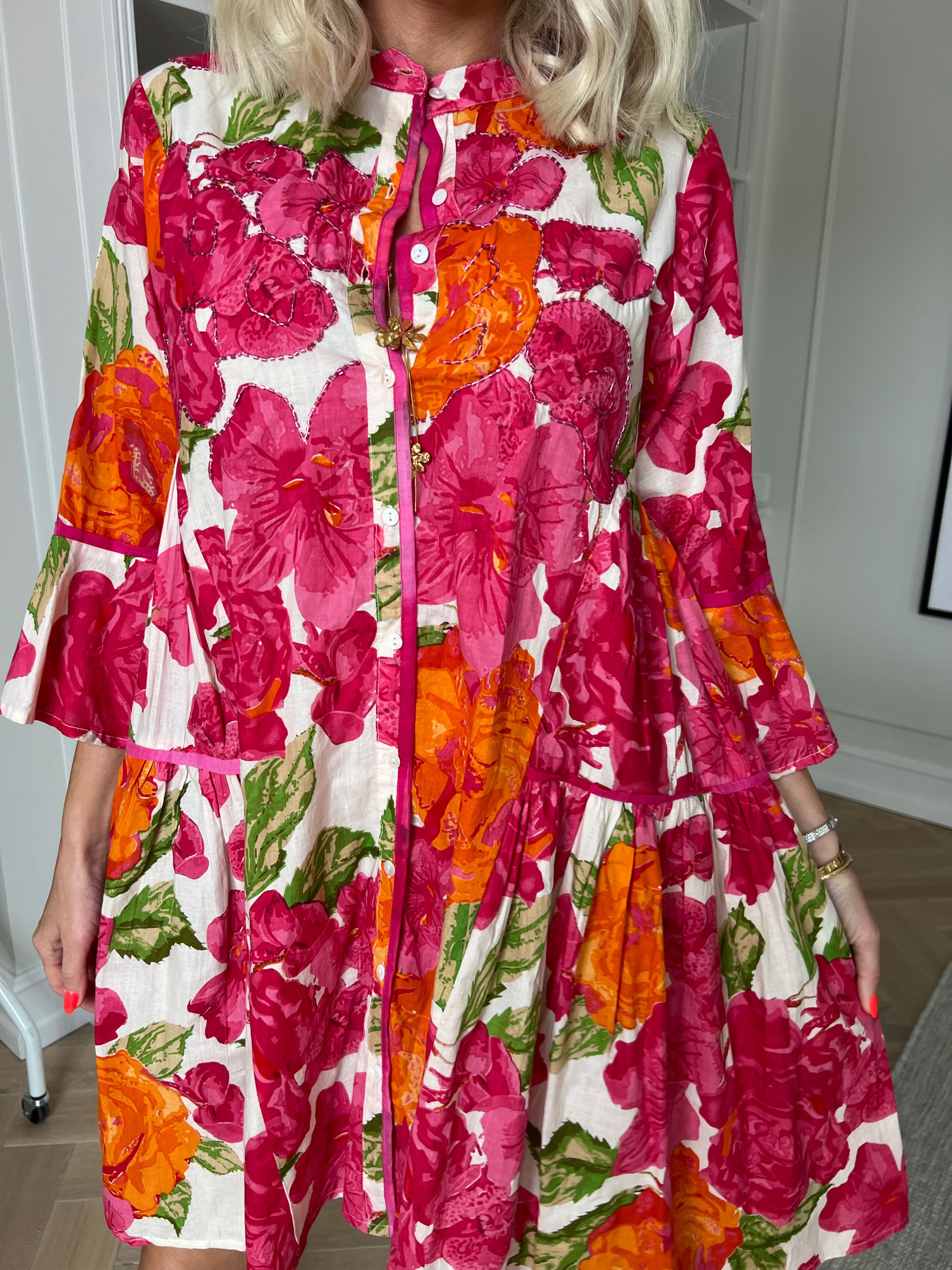 Turia - Sød blomstret tunikakjole med plisseringer og små fine perler