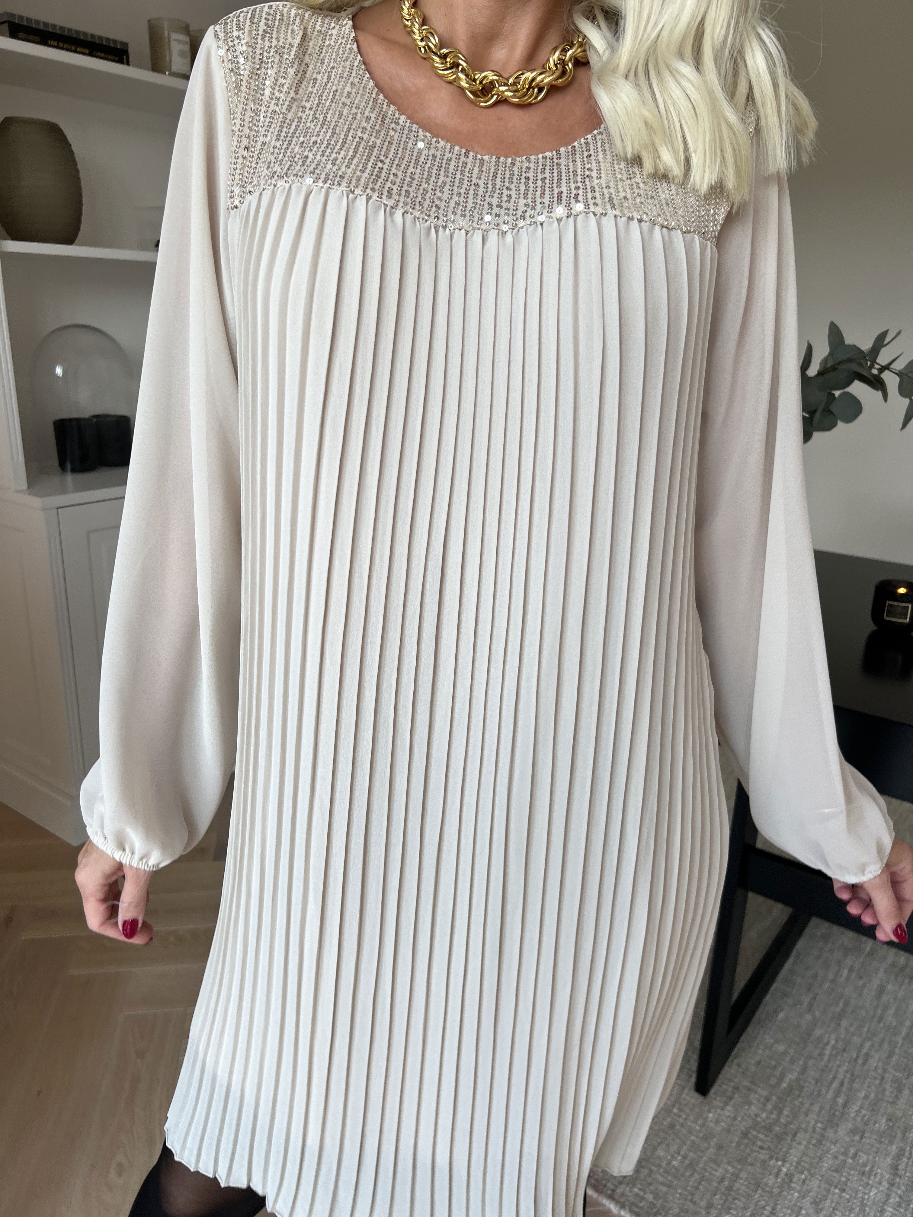 Ulrica - Sød plisseret tunikakjole med pailletter