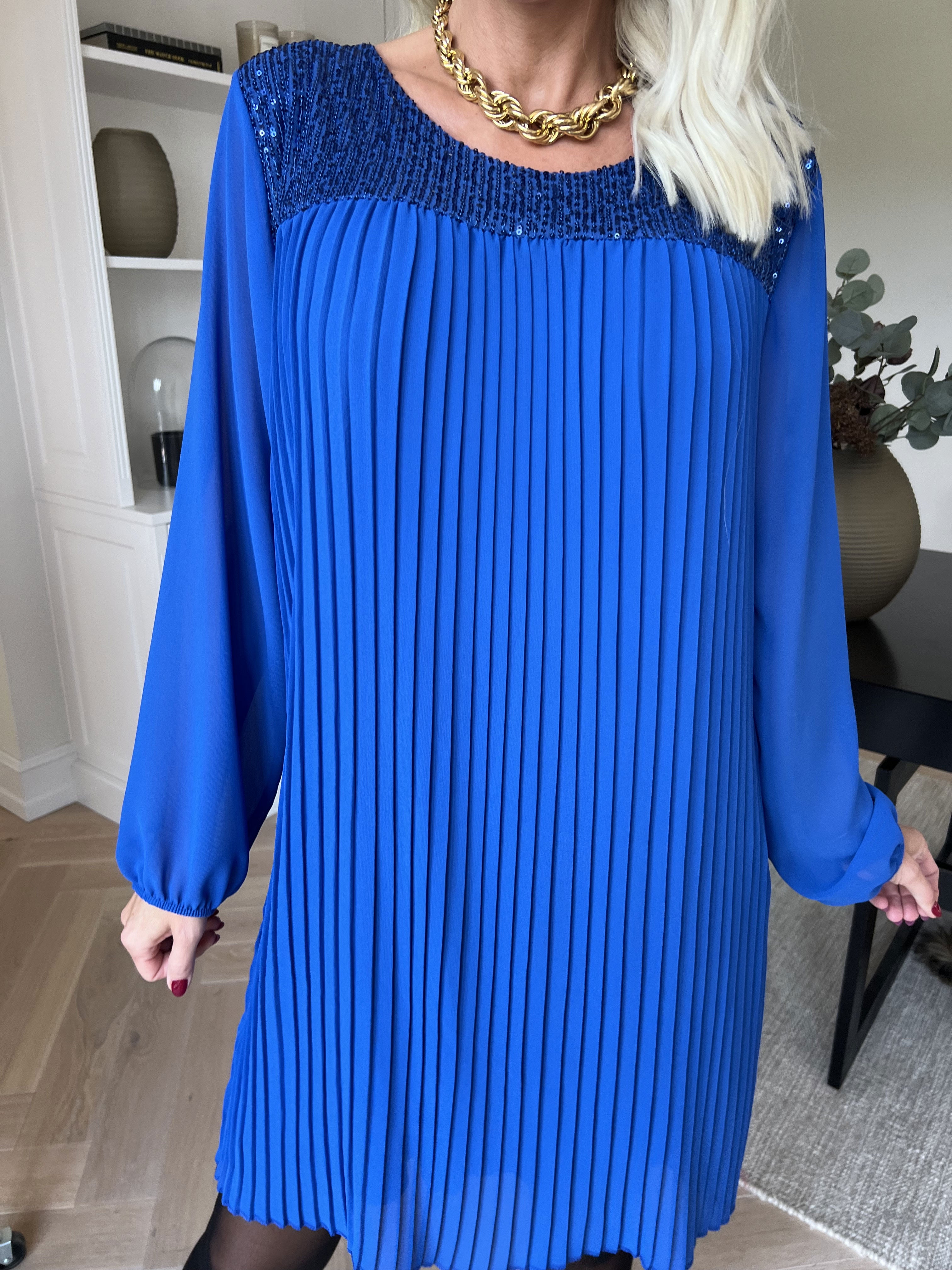 Ulrica - Sød plisseret tunikakjole med pailletter