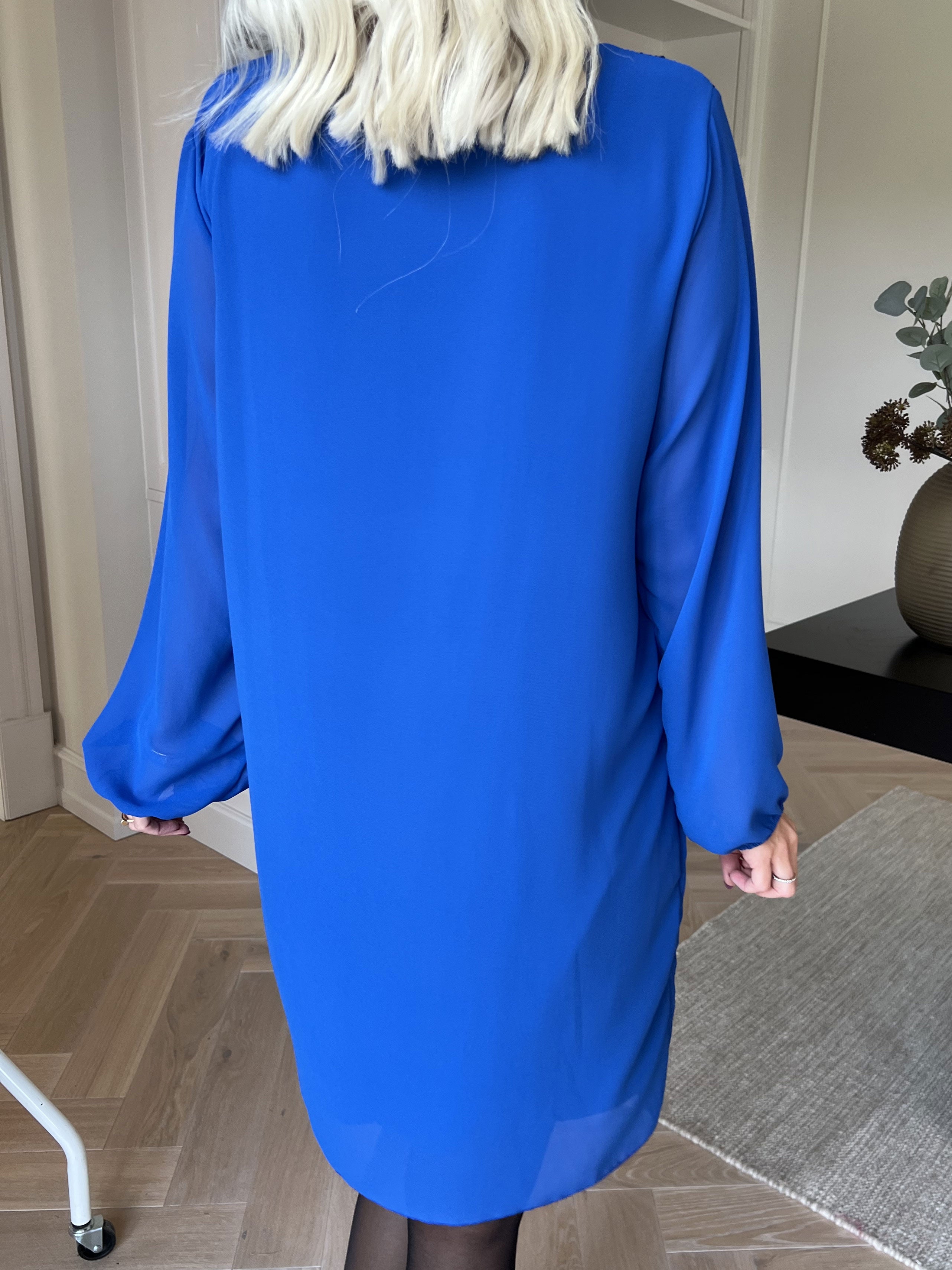 Ulrica - Sød plisseret tunikakjole med pailletter