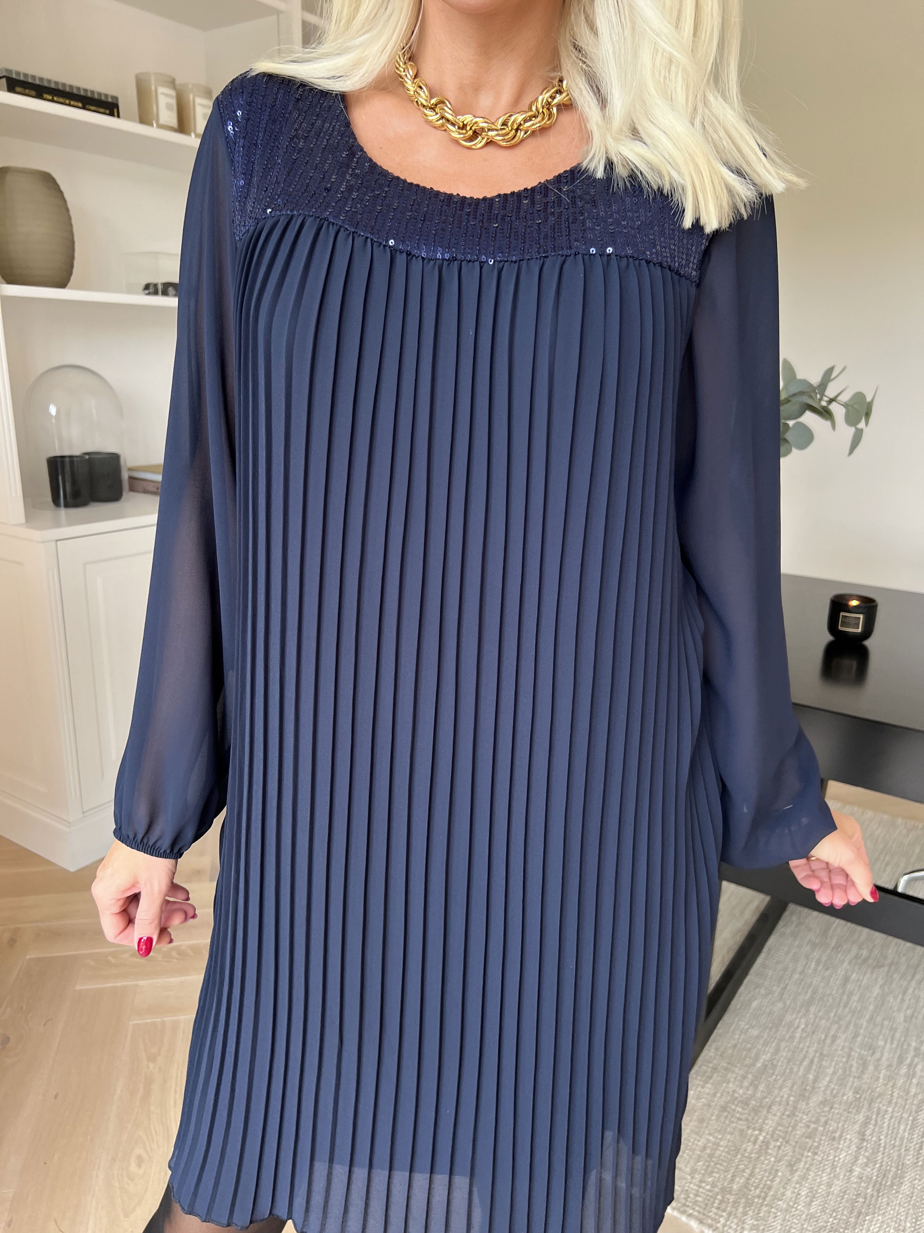 Ulrica - Sød plisseret tunikakjole med pailletter