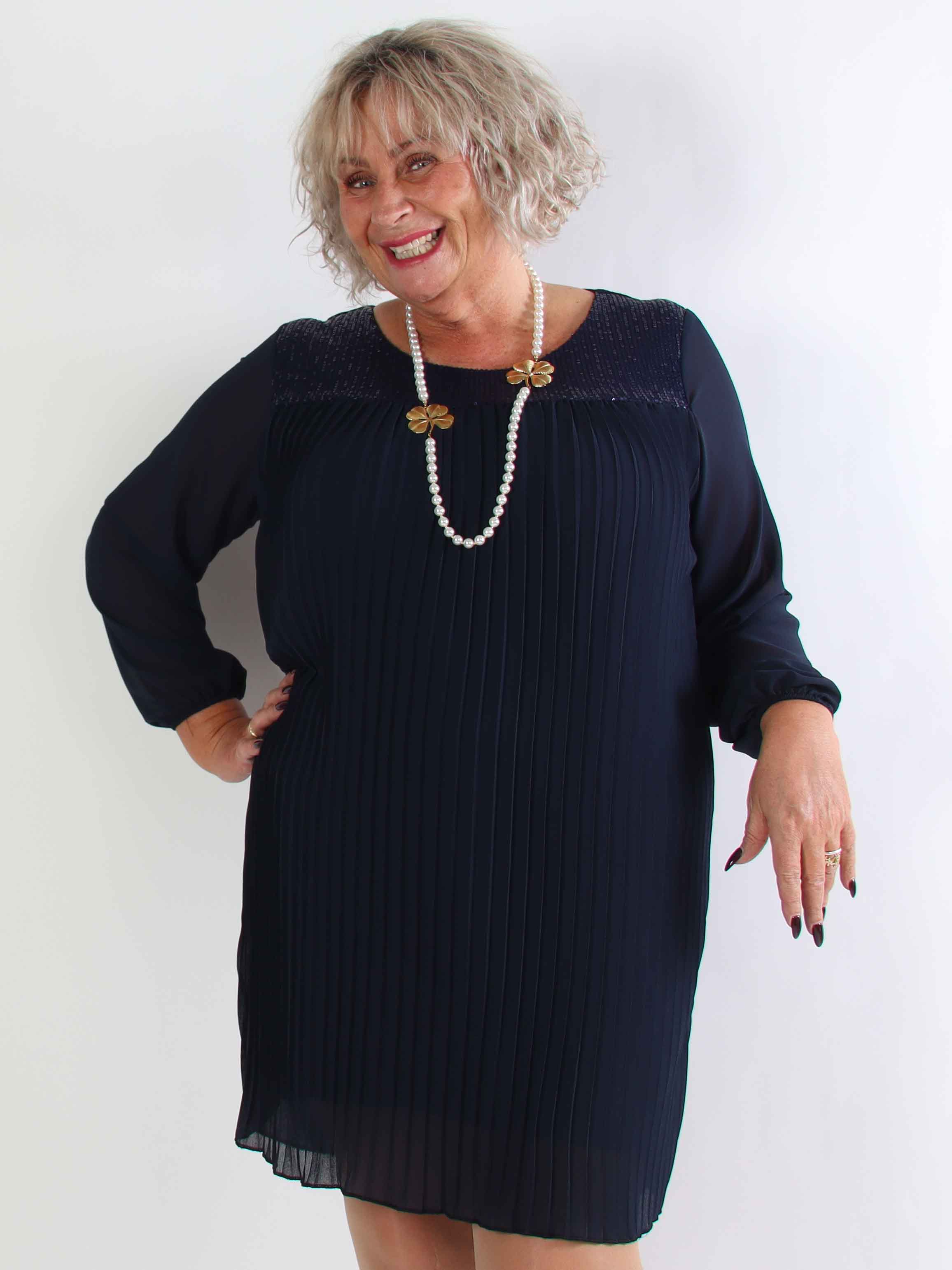 Ulrica - Sød plisseret plus size tunikakjole med pailletter