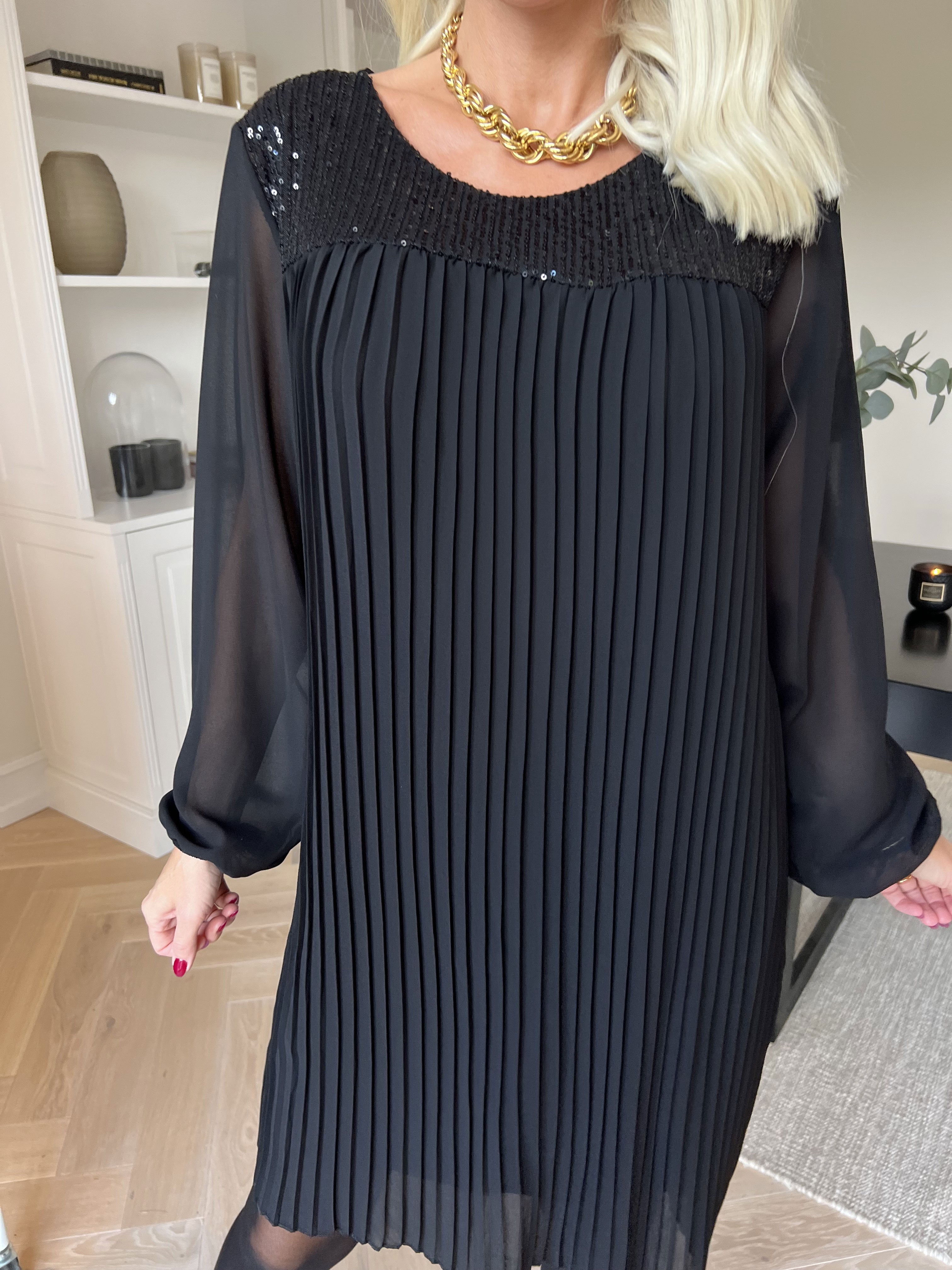 Ulrica - Sød plisseret tunikakjole med pailletter