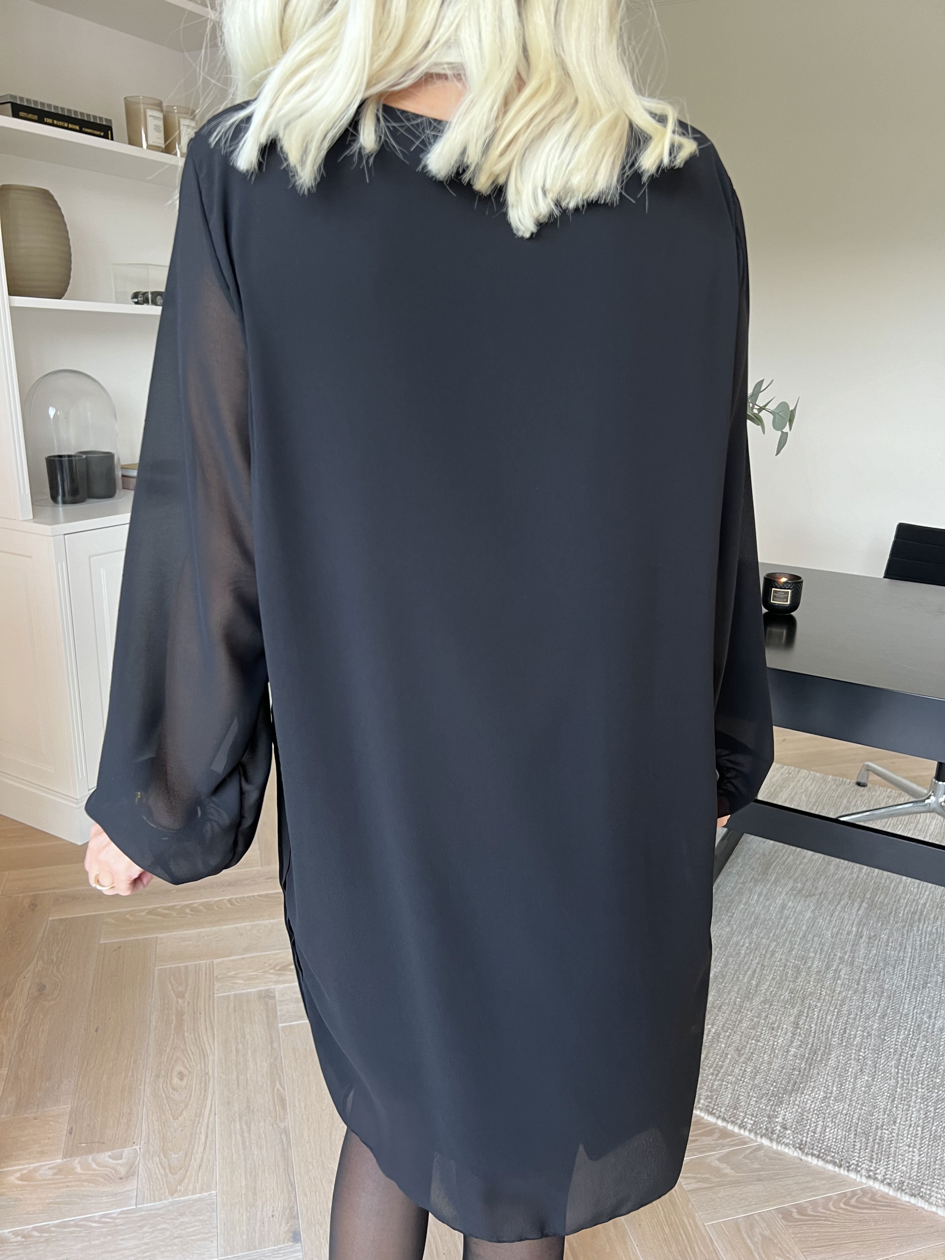 Ulrica - Sød plisseret tunikakjole med pailletter