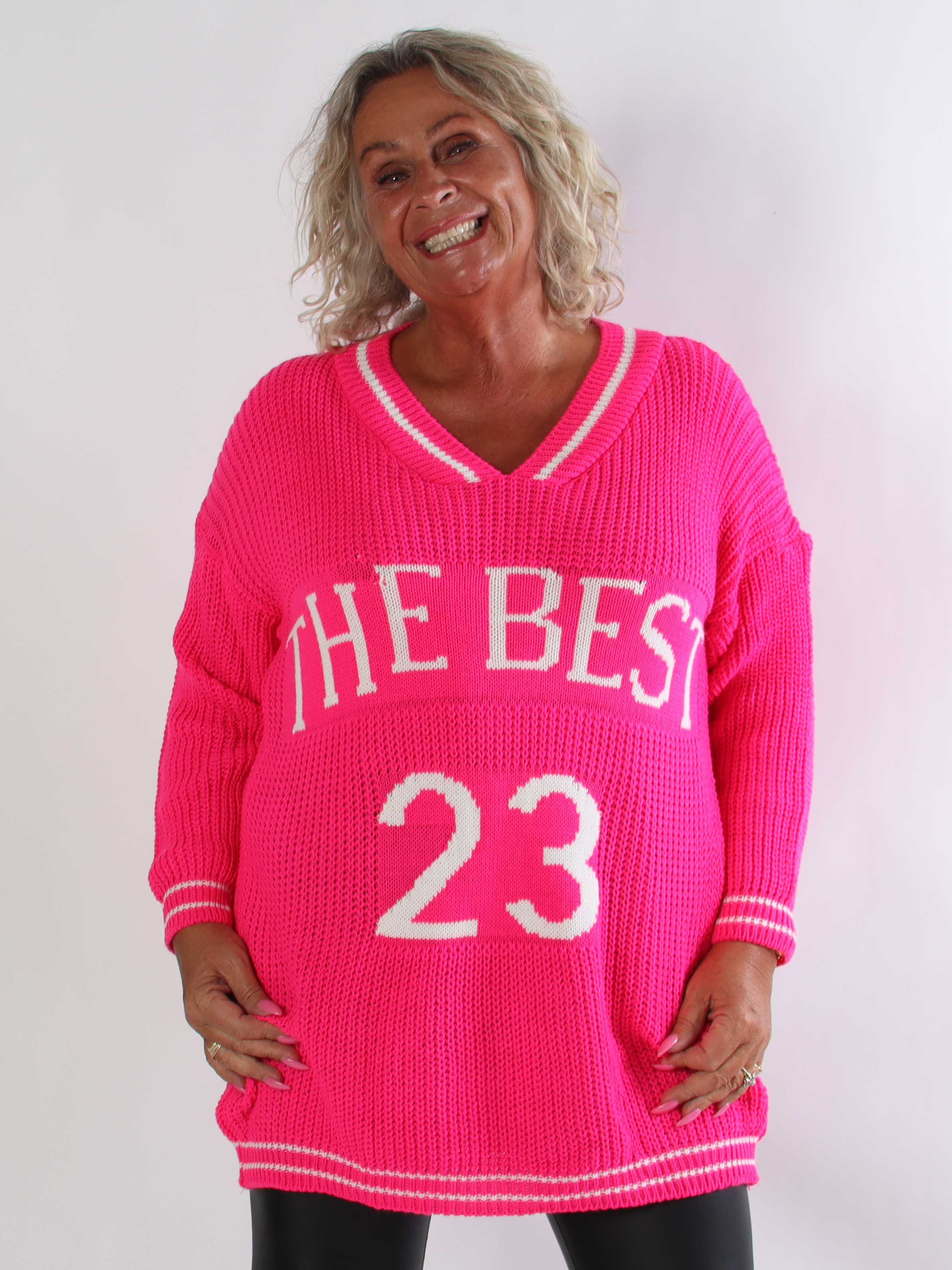 Ulyssa - Sporty plus size strikkjole med V-udskæring og tal foran