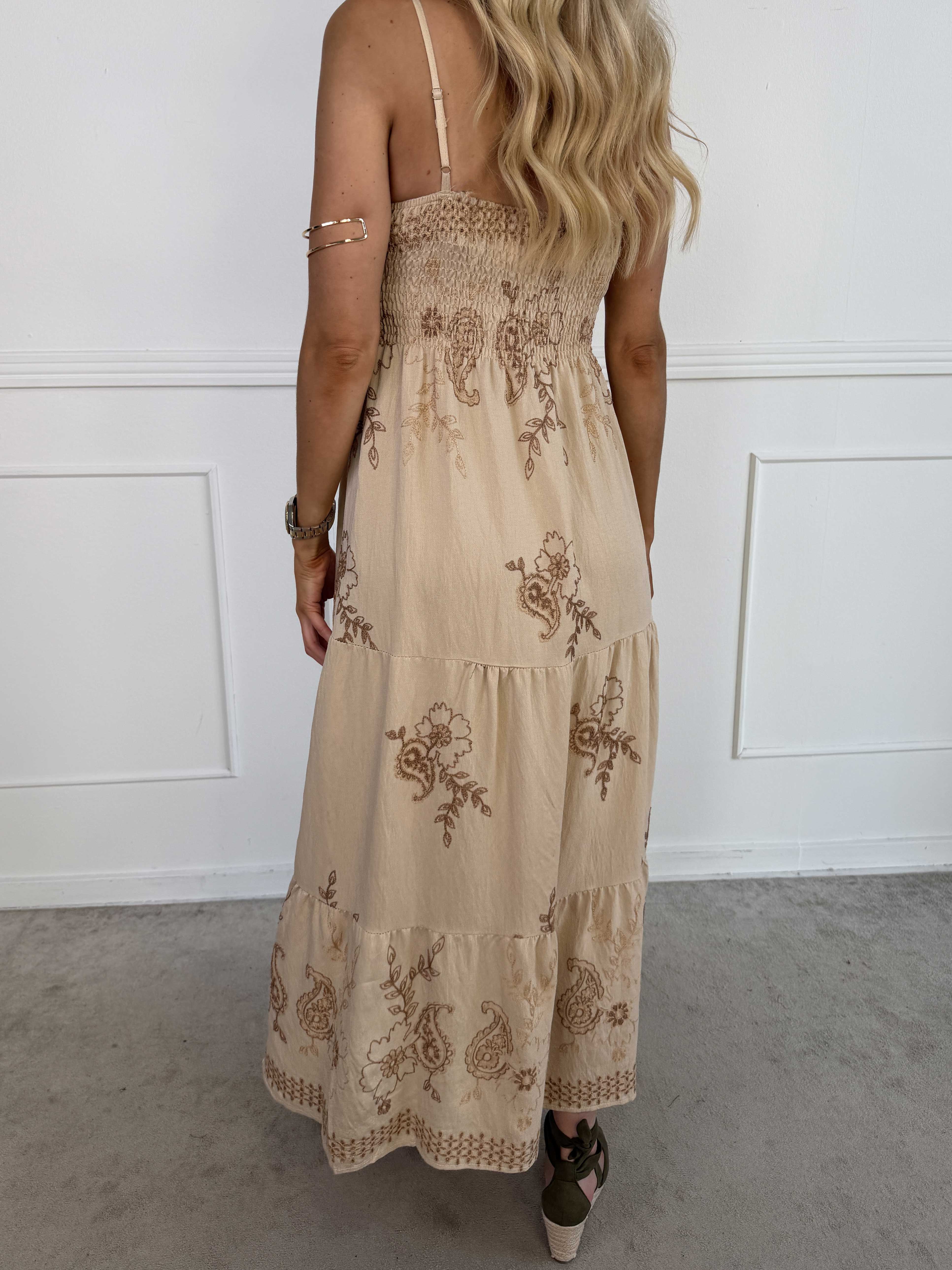 Ursula - Lang stropkjole i viskose med broderet mønster og lag på lag effekt