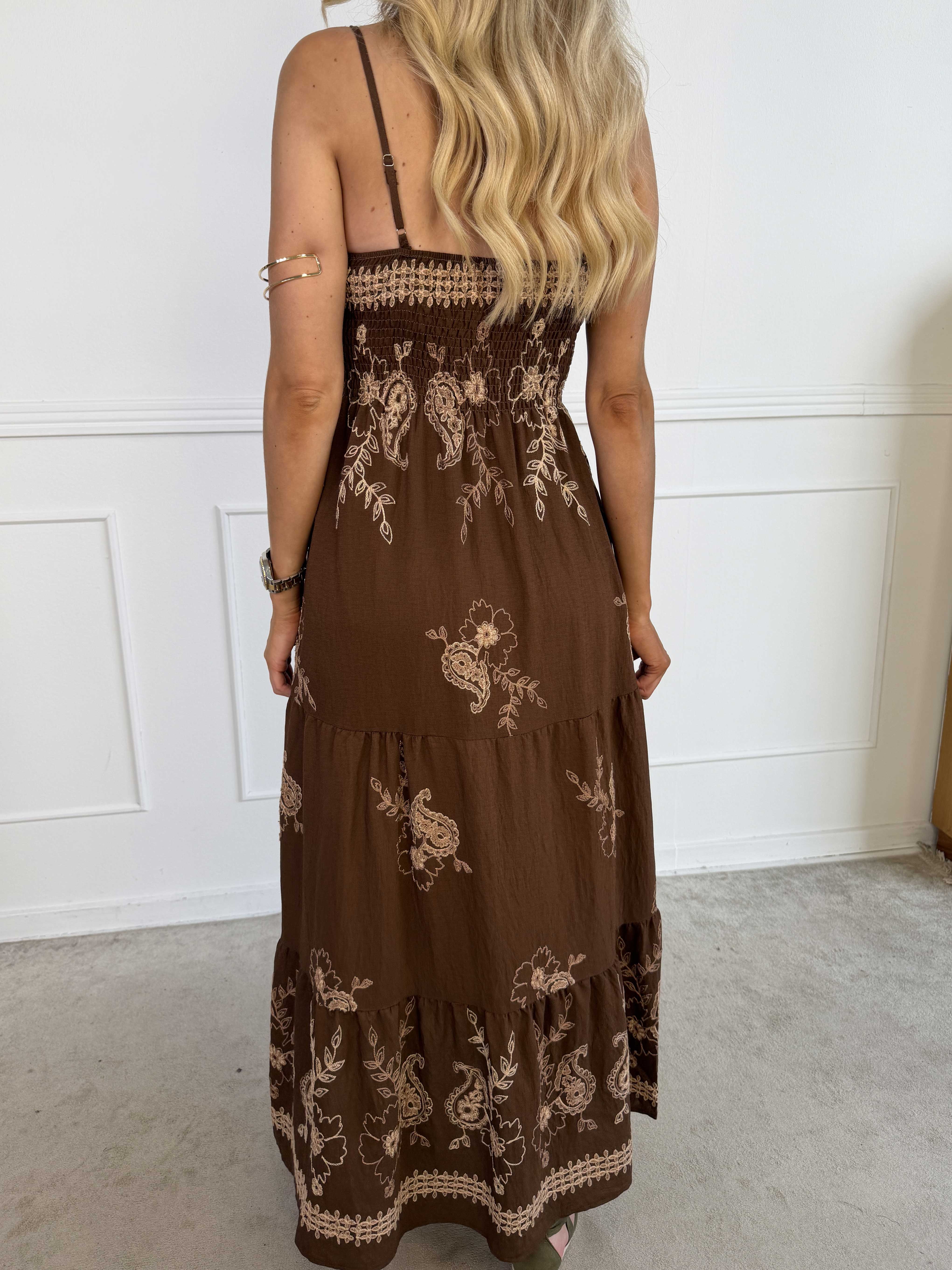 Ursula - Lang stropkjole i viskose med broderet mønster og lag på lag effekt