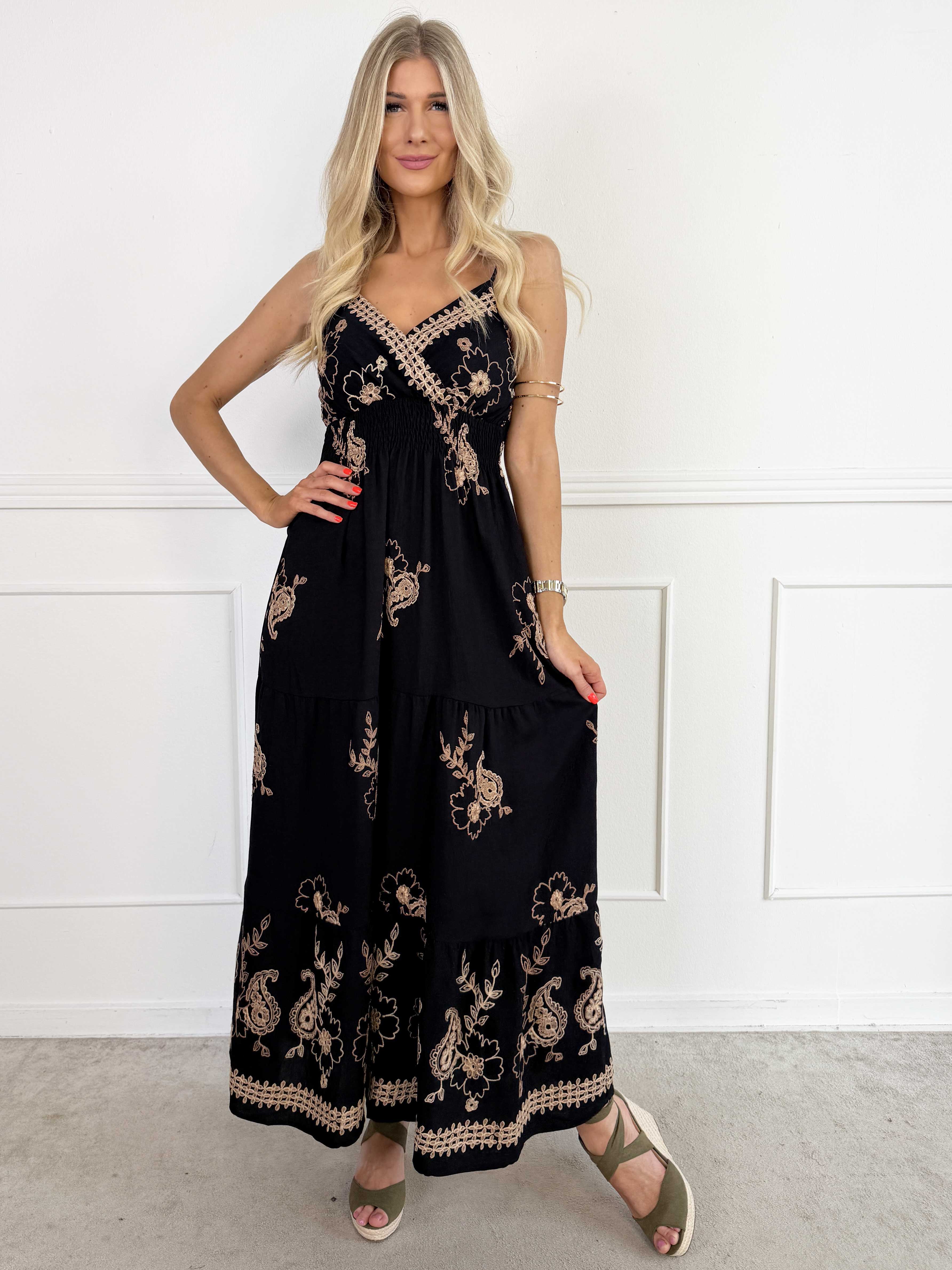 Ursula - Lang stropkjole i viskose med broderet mønster og lag på lag effekt