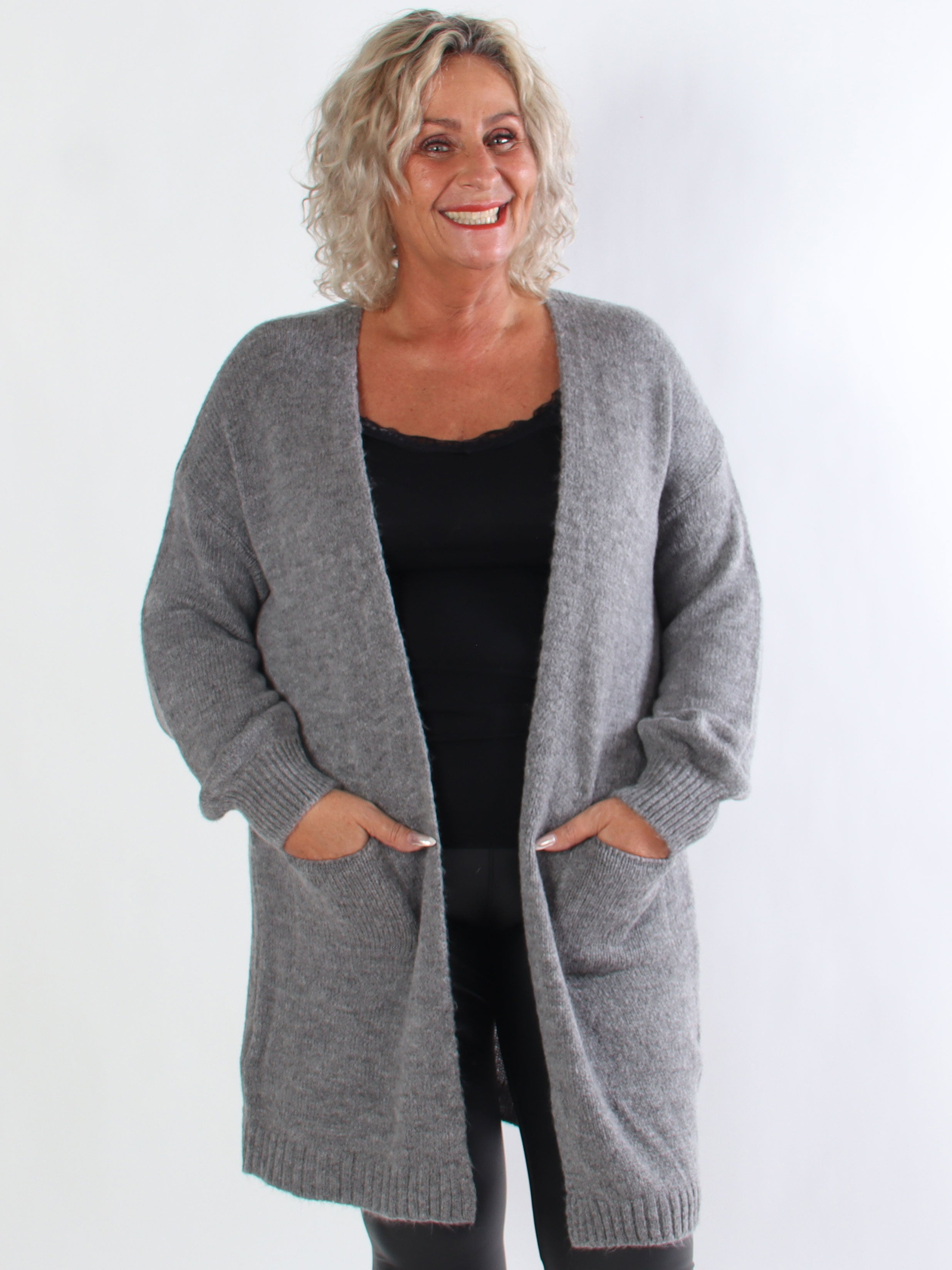 Valentine - Plus size strikcardigan med lommer