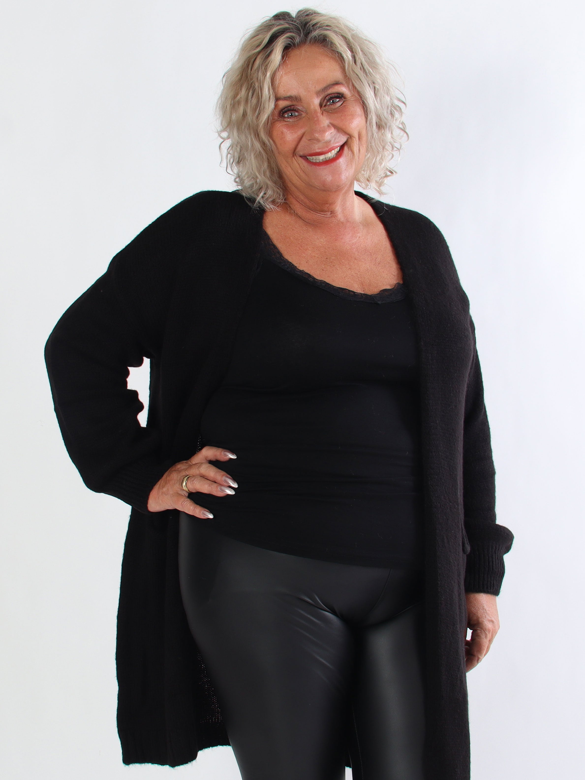 Valentine - Plus size strikcardigan med lommer