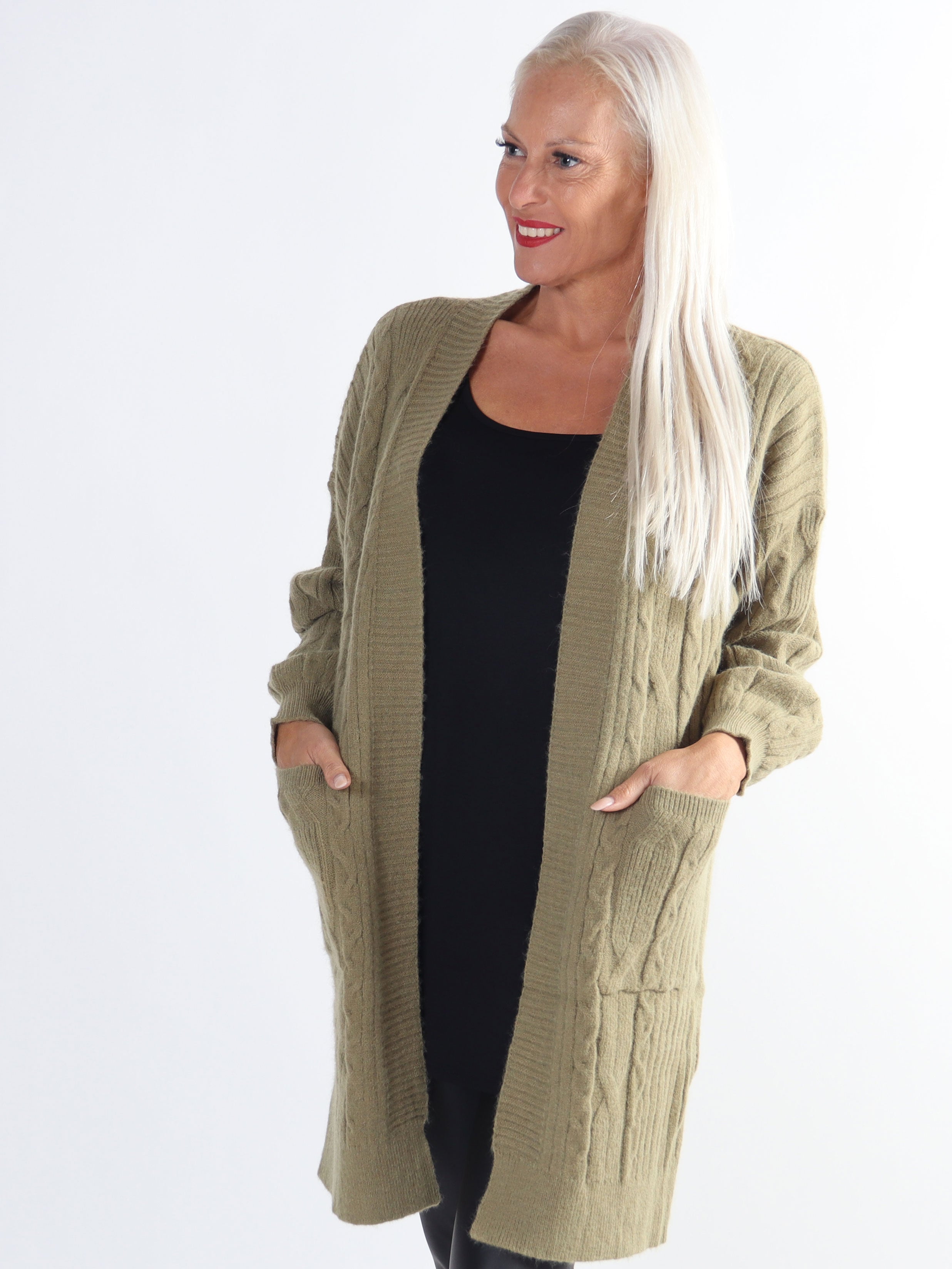 Valeria - Dejlig tyk plus size strikcardigan med lommer