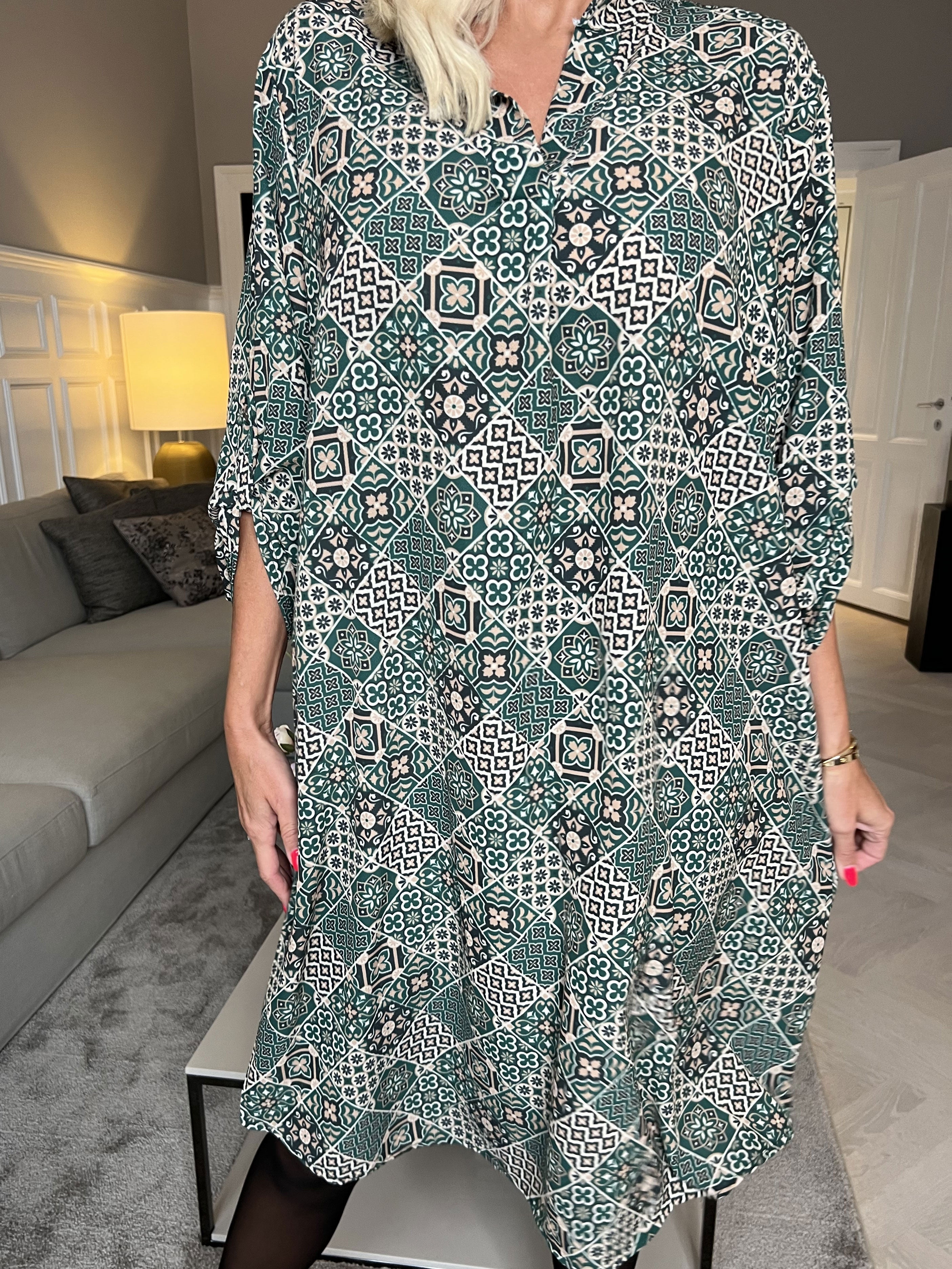 Vanesa Mosaic Long - Let og luftig mønstret kjole