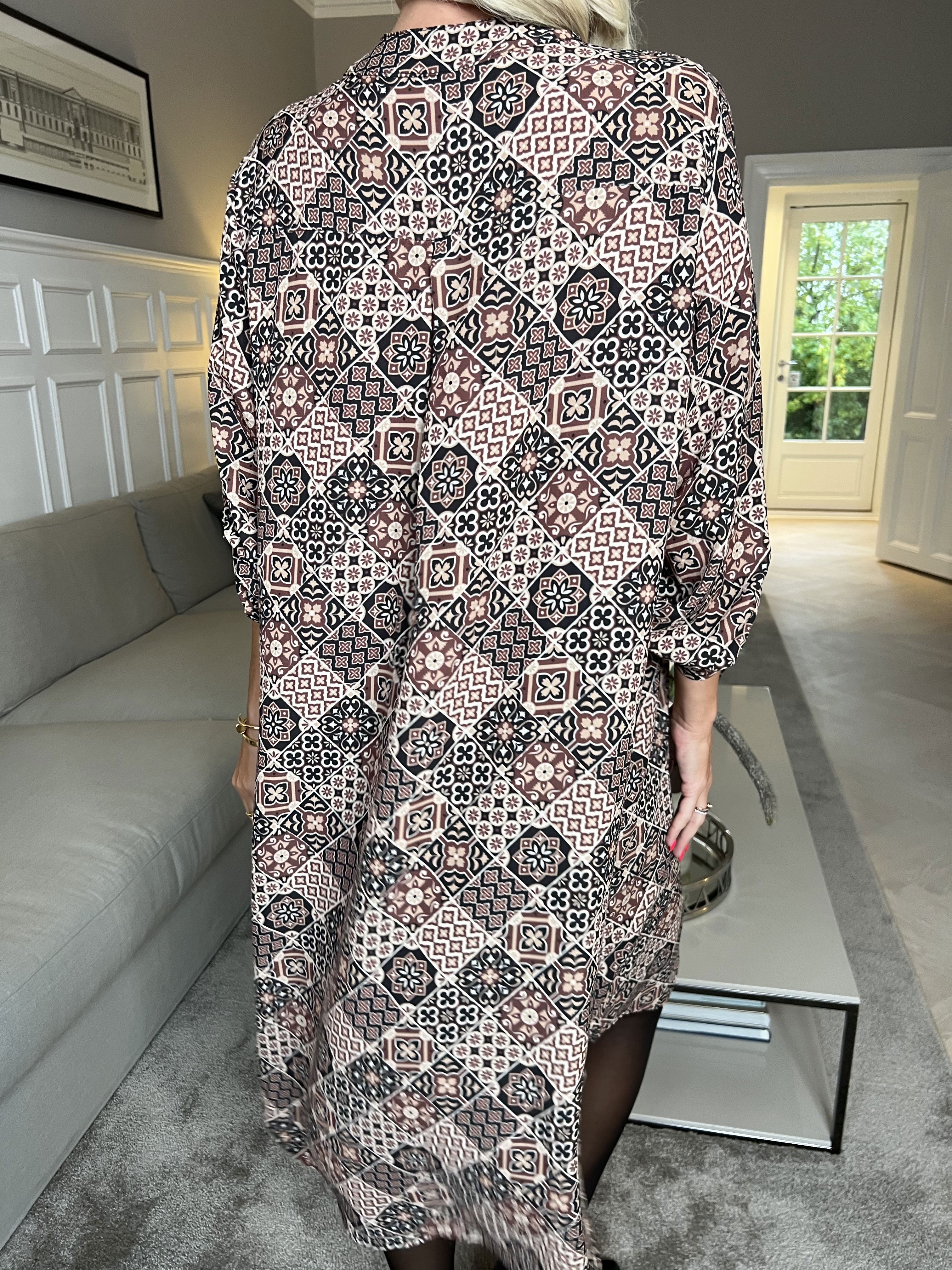 Vanesa Mosaic Long - Let og luftig mønstret kjole