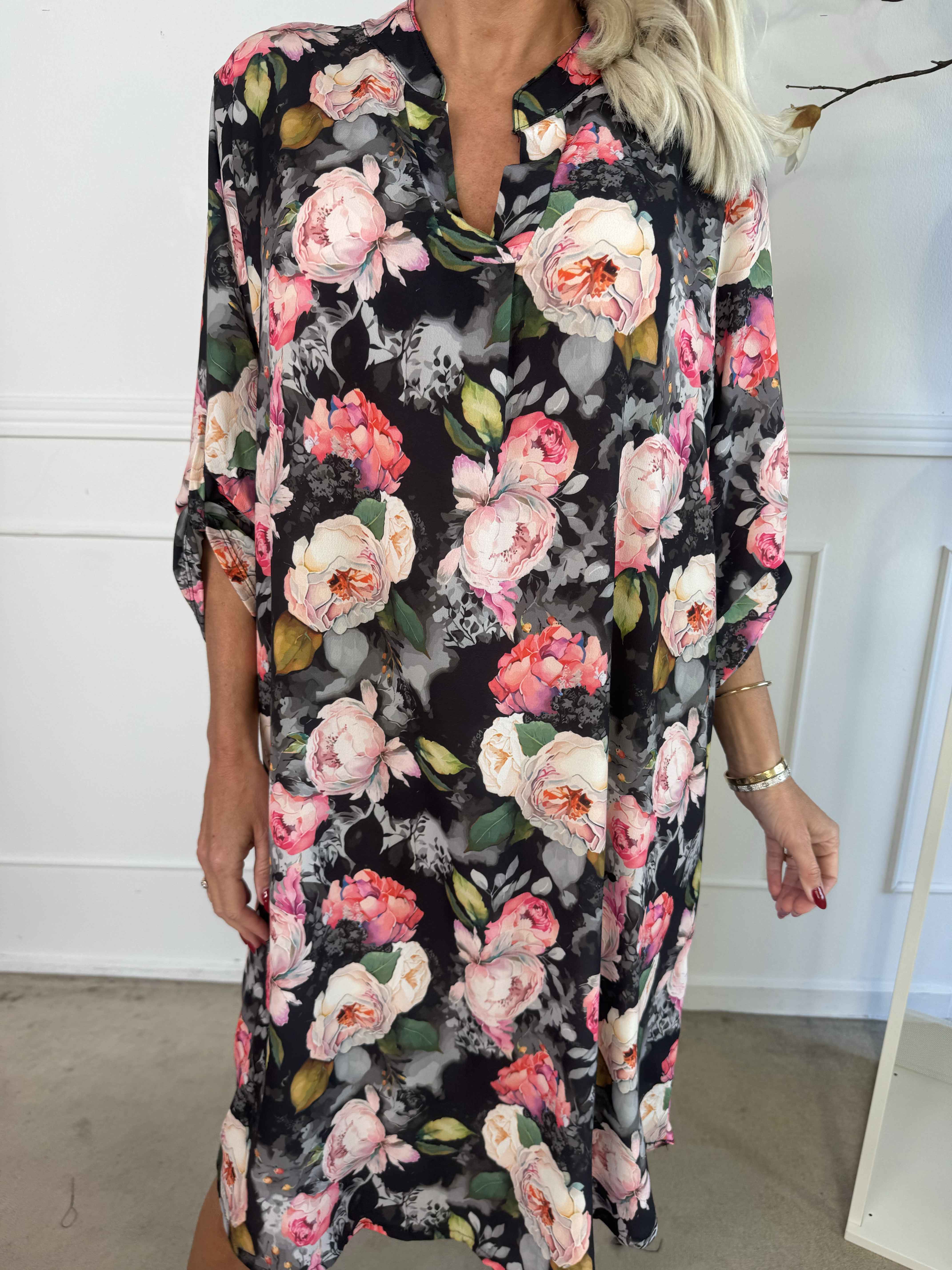 Vanesa Flower Dress - Let kjole i viskose med blomster motiver